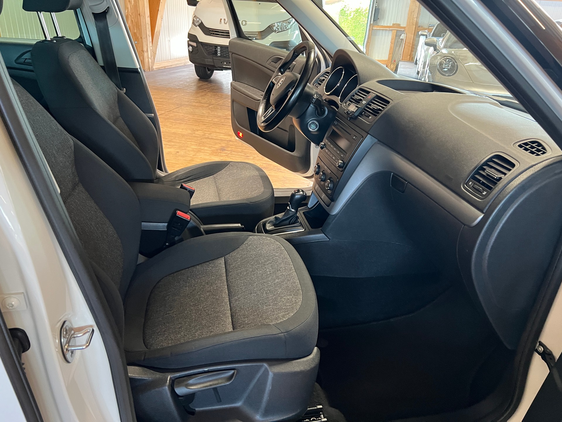 SKODA Yeti 2.0 TDI Active 4x4 DSG-image-10