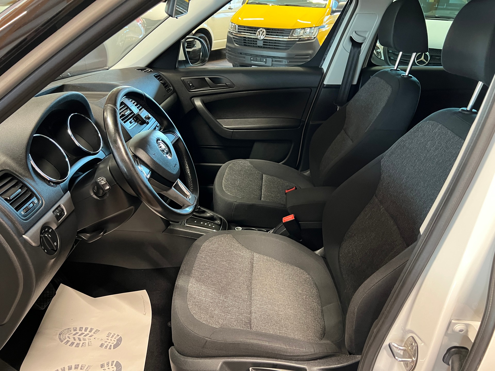 SKODA Yeti 2.0 TDI Active 4x4 DSG-image-8