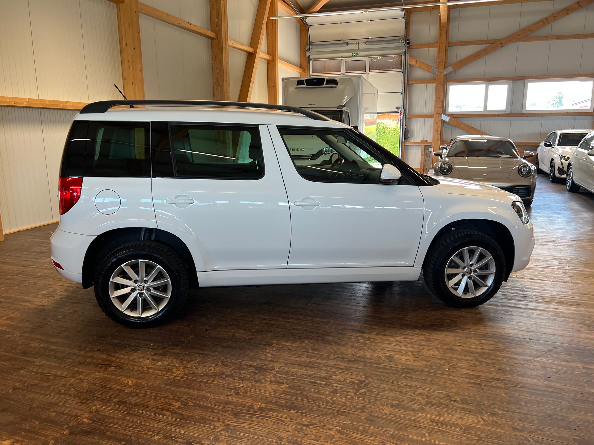 SKODA Yeti 2.0 TDI Active 4x4 DSG-showroom-element-3