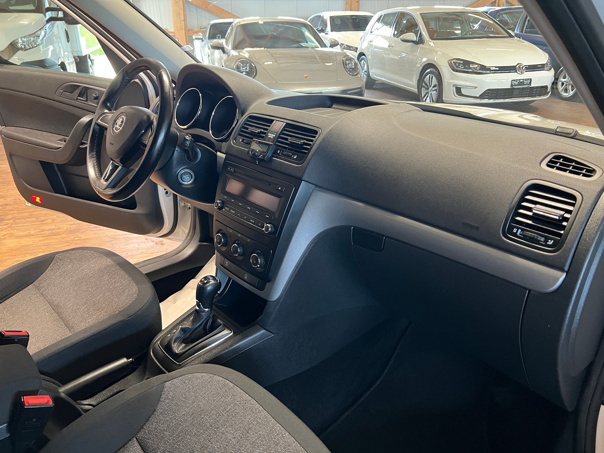 SKODA Yeti 2.0 TDI Active 4x4 DSG-image-11