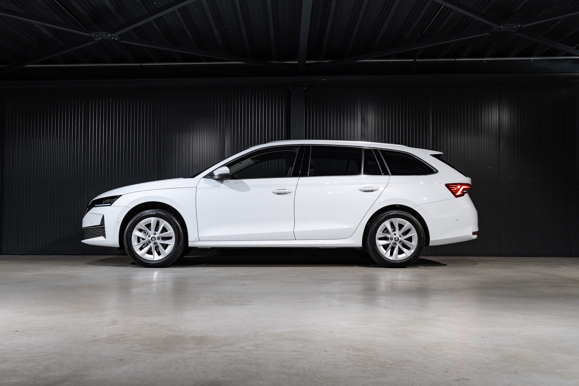 SKODA Octavia Combi 1.5 TSI mHEV DSG Selection-showroom-element-2