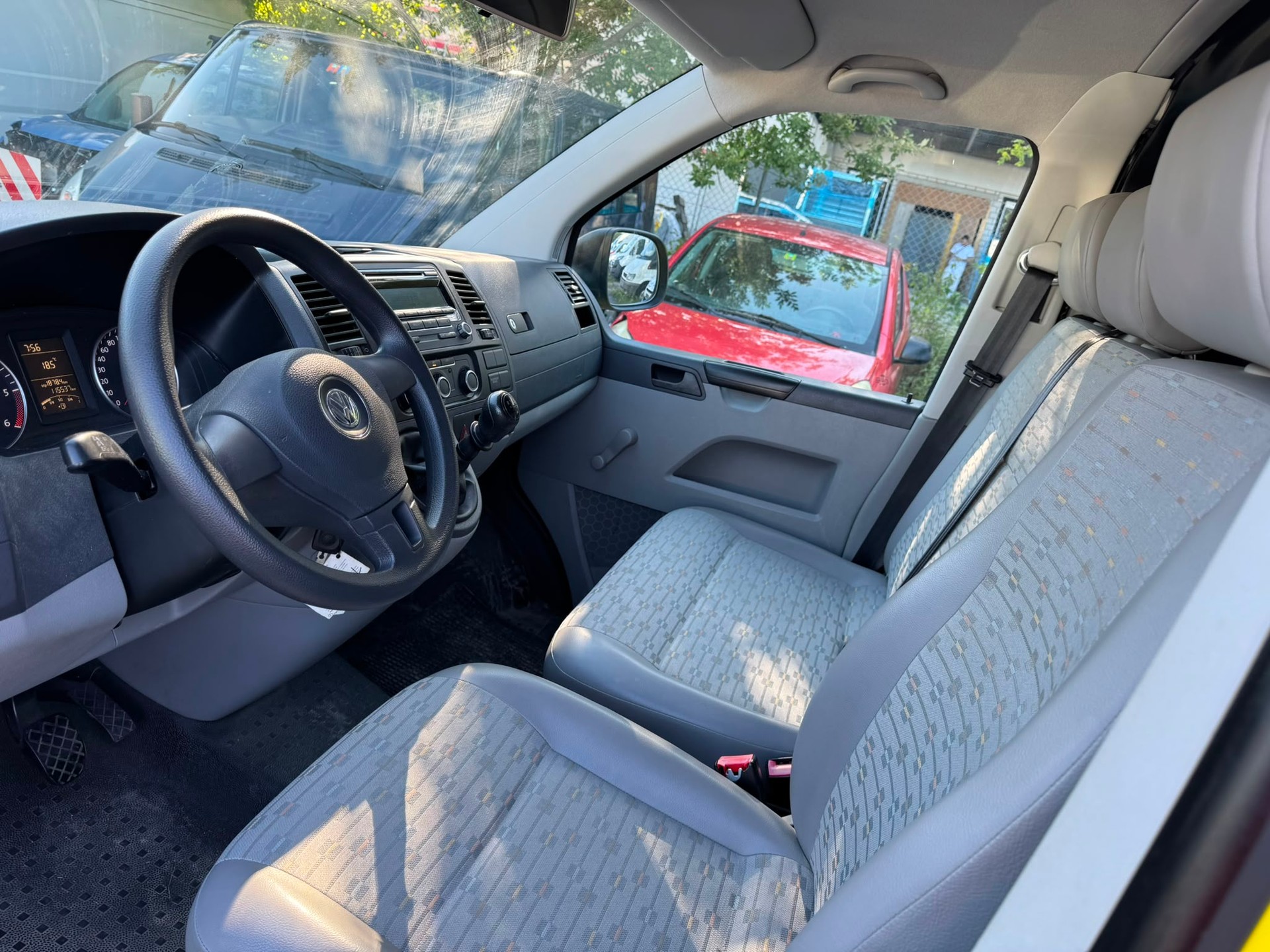 VW T5 2.0 TDI Entry-image-7