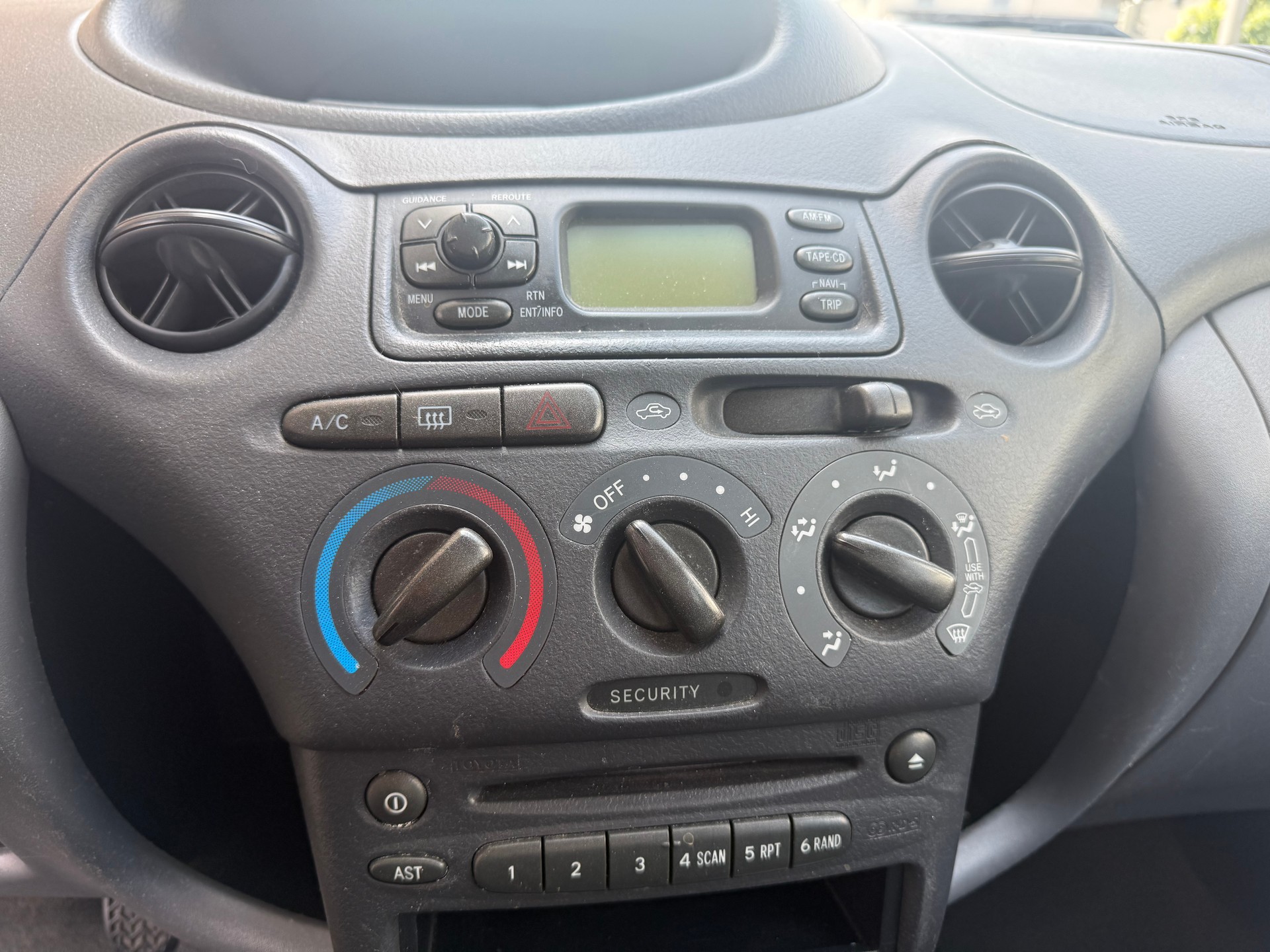 TOYOTA Yaris 1.3 Linea Sol-image-9