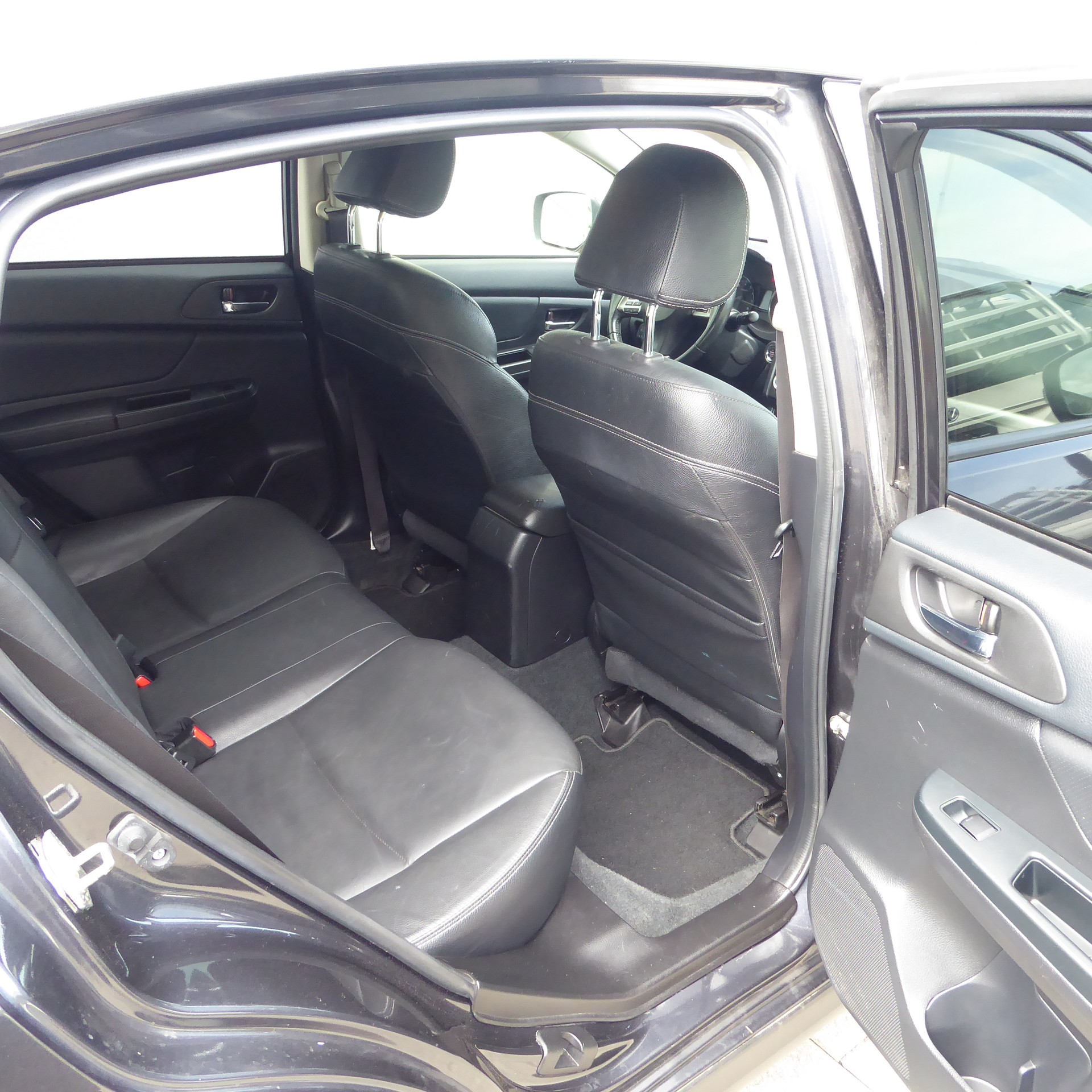 SUBARU XV 2.0 Swiss Three AWD-image-6
