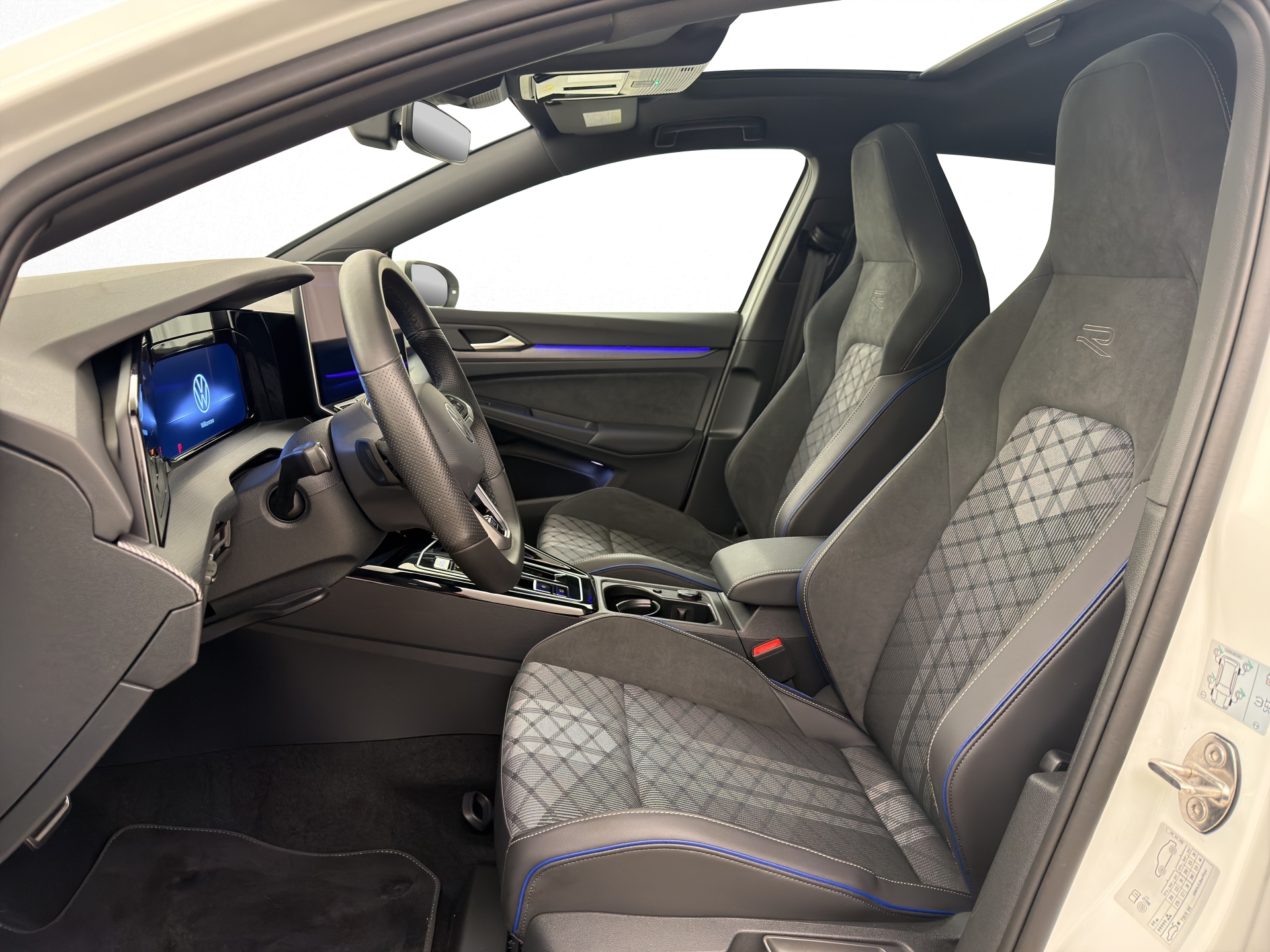 VW Golf 8 1.5 eTSI R-Line DSG-image-10