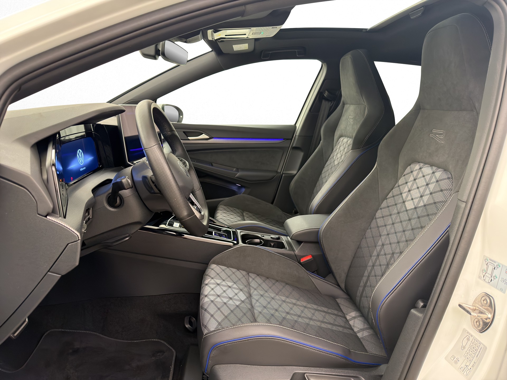 VW Golf 8 1.5 eTSI R-Line DSG-image-5