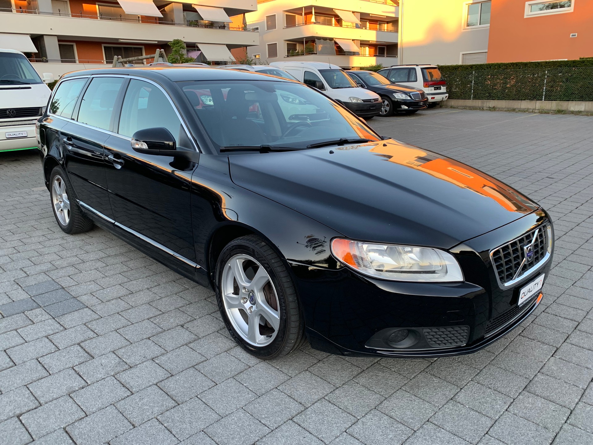 VOLVO V70 2.0T Kinetic Powershift-image-1