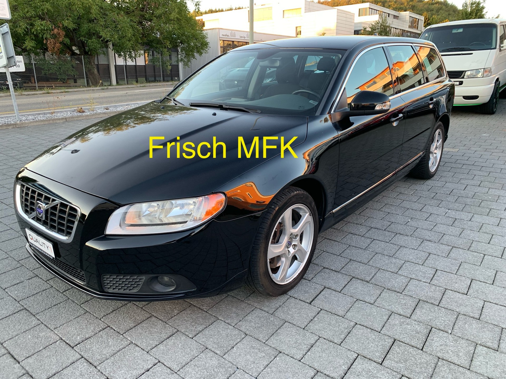 VOLVO V70 2.0T Kinetic Powershift-image-0