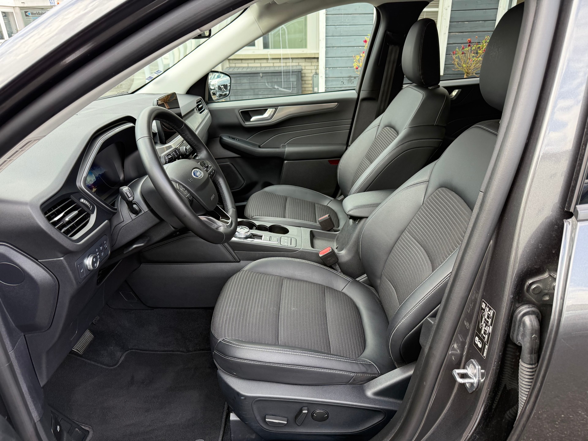 FORD Kuga 2.5 Hybrid Titanium X 4x4-image-8