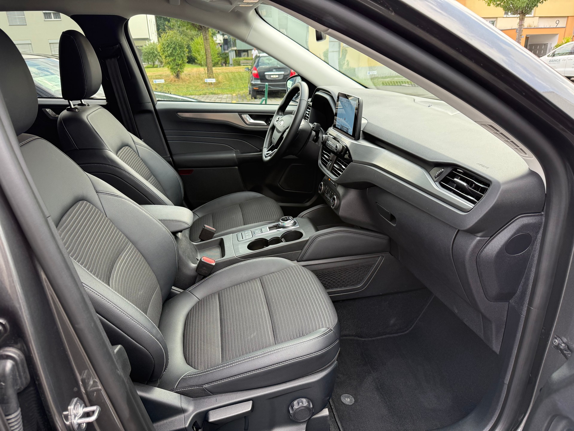 FORD Kuga 2.5 Hybrid Titanium X 4x4-image-16