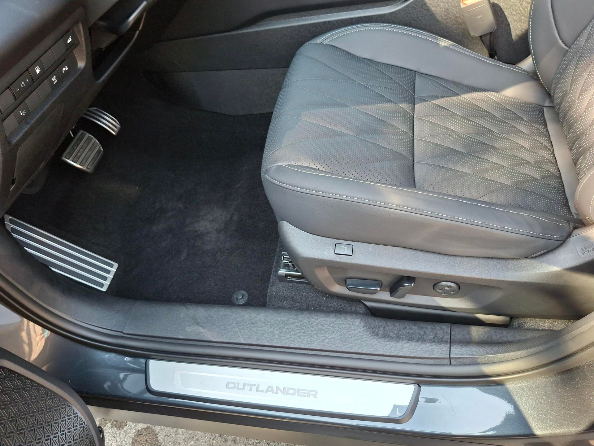 MITSUBISHI Outlander 2.4 PHEV Sport 4WD Automatic-image-13