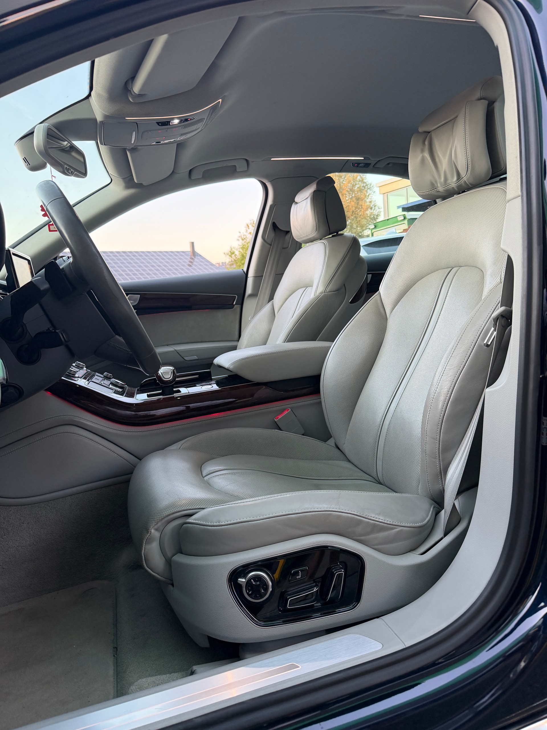 AUDI A8 4.2 FSI quattro tiptronic-image-8
