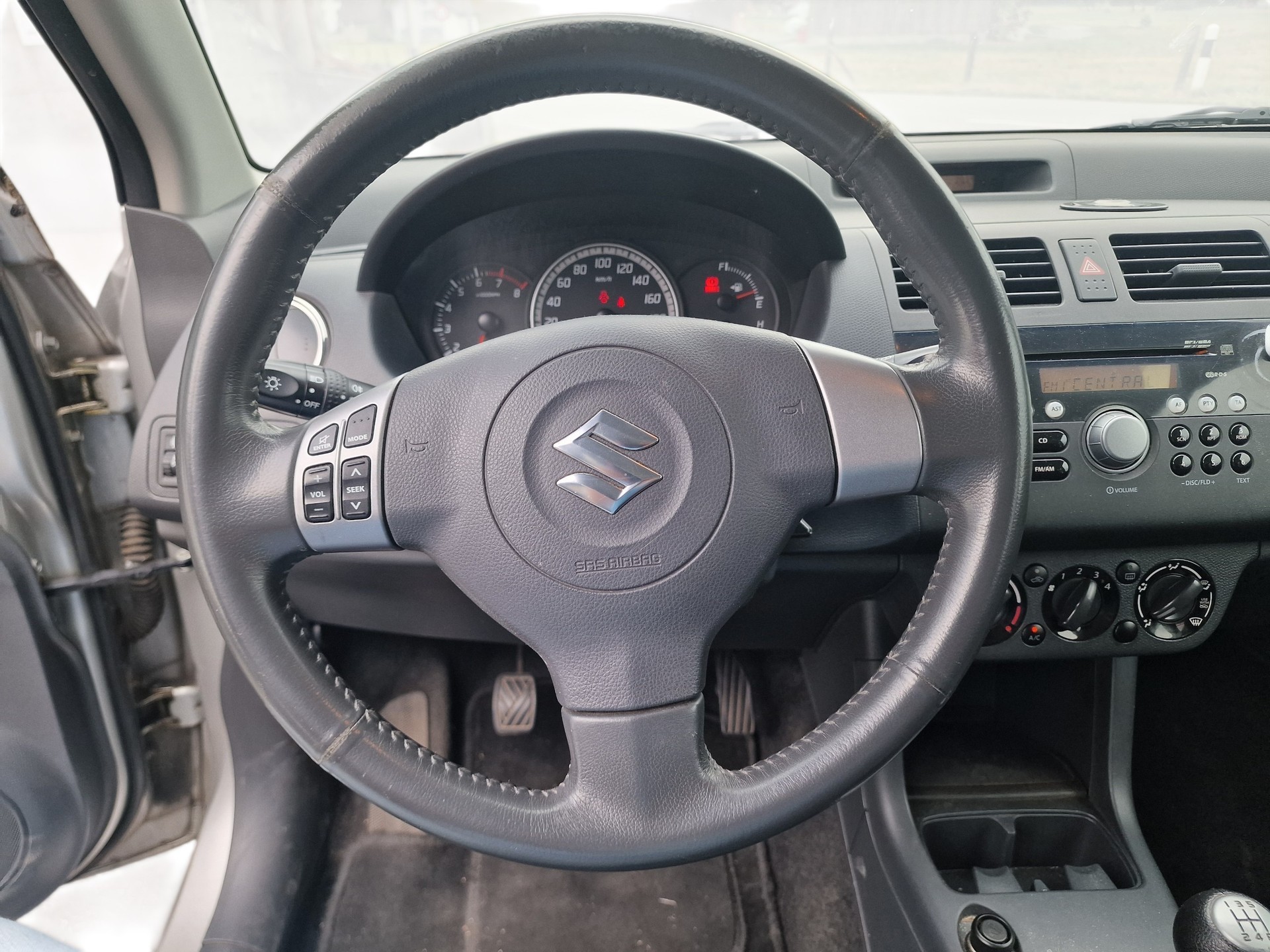 SUZUKI Swift 1.3i 16V GL Top 4x4 12Mt Gara MFK Neu 8Rad-image-10