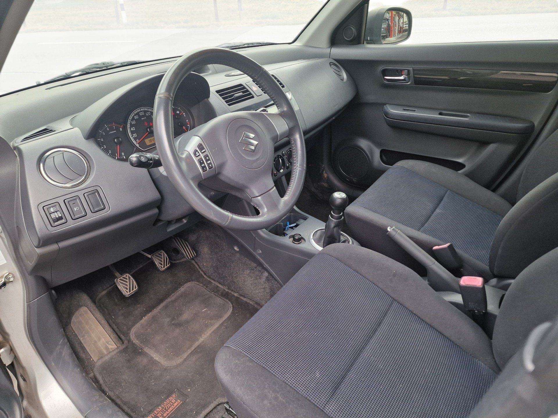 SUZUKI Swift 1.3i 16V GL Top 4x4 12Mt Gara MFK Neu 8Rad-image-8