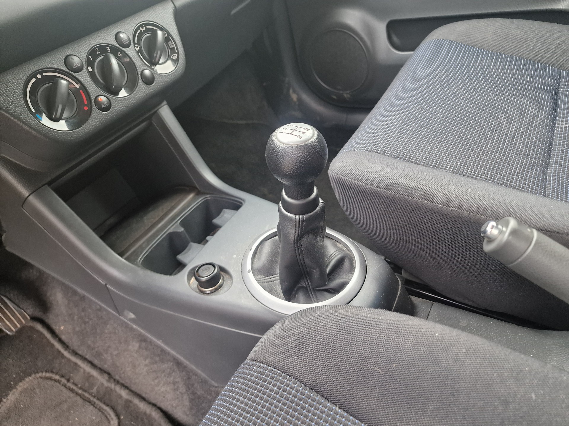 SUZUKI Swift 1.3i 16V GL Top 4x4 12Mt Gara MFK Neu 8Rad-image-12
