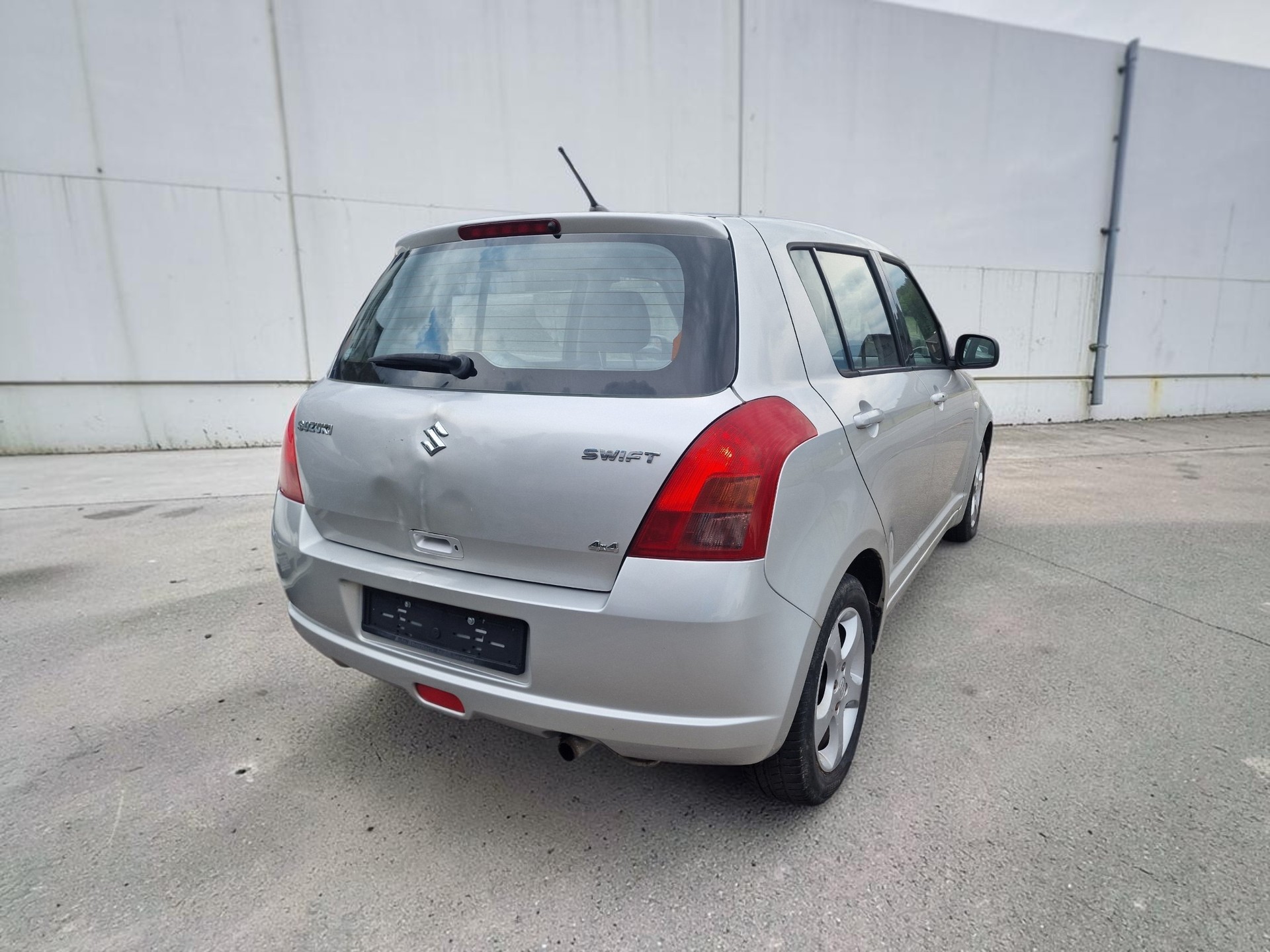 SUZUKI Swift 1.3i 16V GL Top 4x4 12Mt Gara MFK Neu 8Rad-image-7