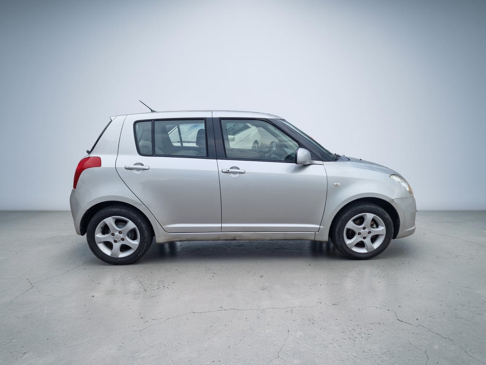 SUZUKI Swift 1.3i 16V GL Top 4x4 12Mt Gara MFK Neu 8Rad-image-0