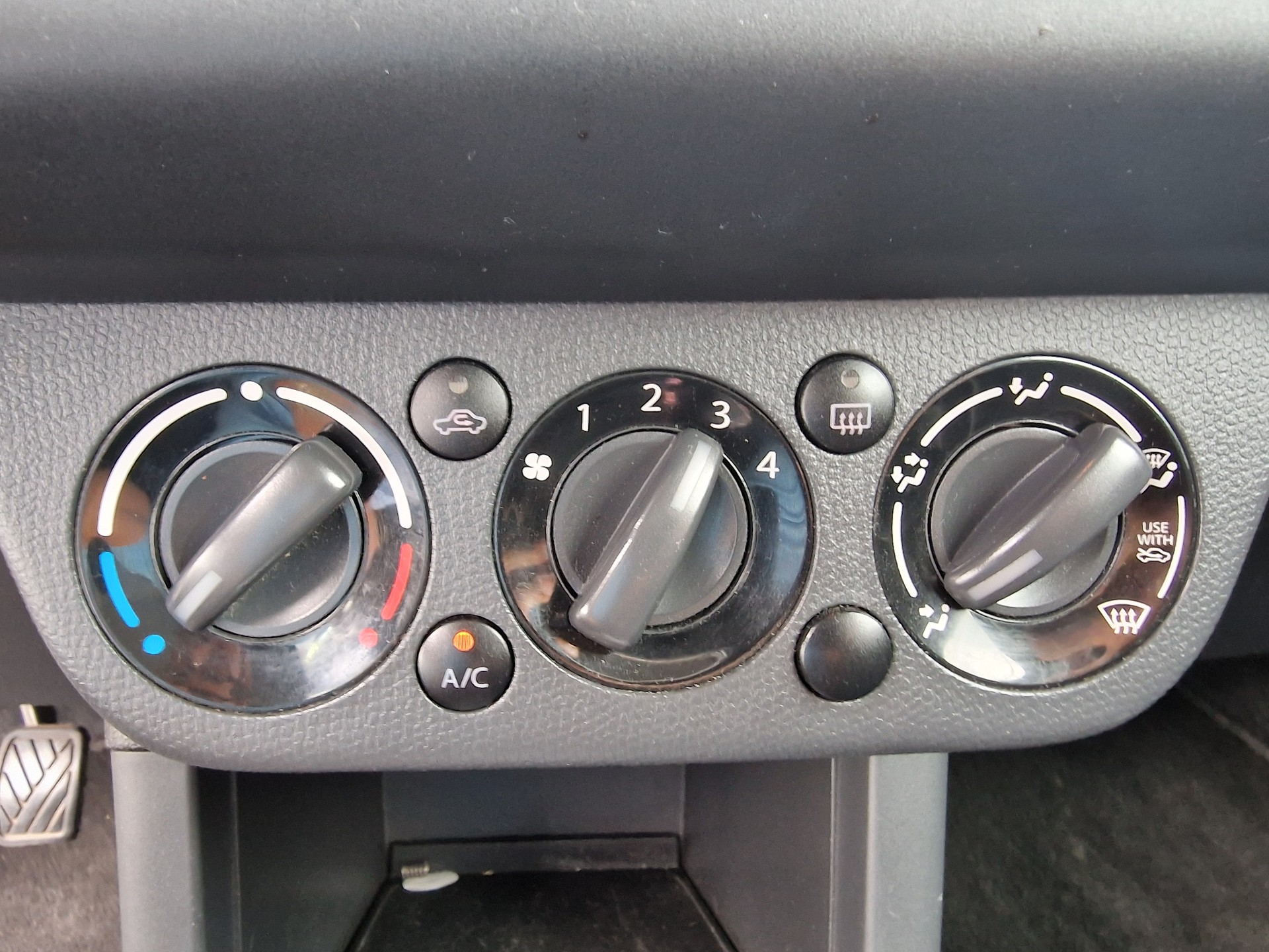 SUZUKI Swift 1.3i 16V GL Top 4x4 12Mt Gara MFK Neu 8Rad-image-14