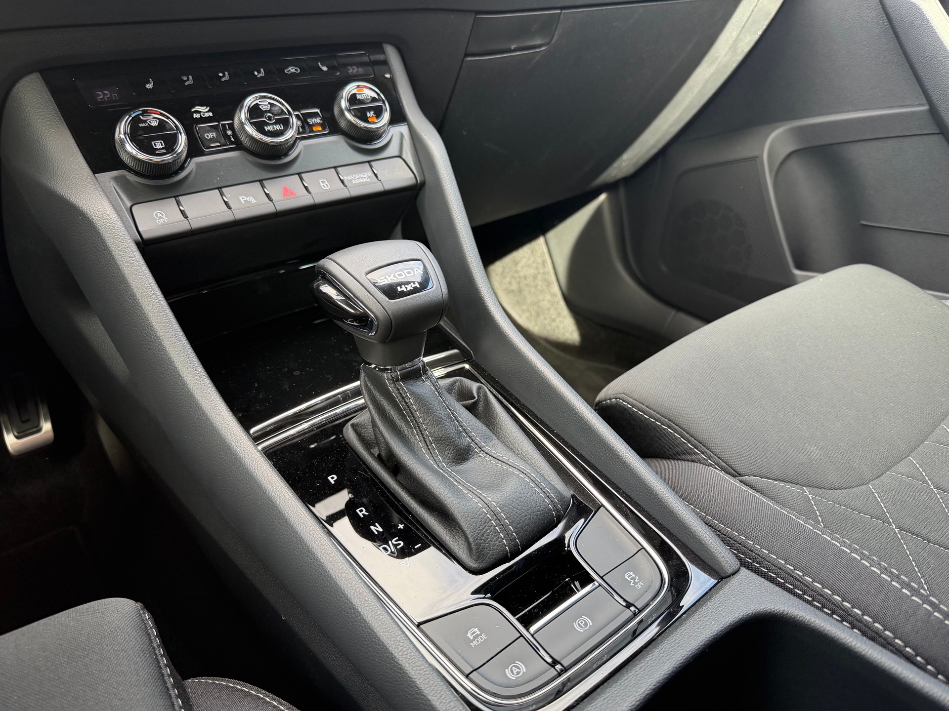 SKODA Karoq 2.0TSI SportL.4x4-image-12