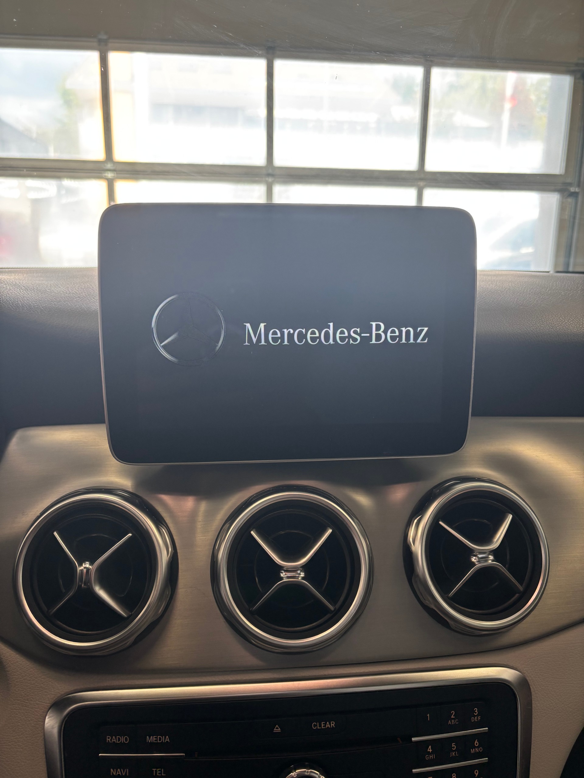MERCEDES-BENZ GLA 200 Urban 7G-DCT-image-9