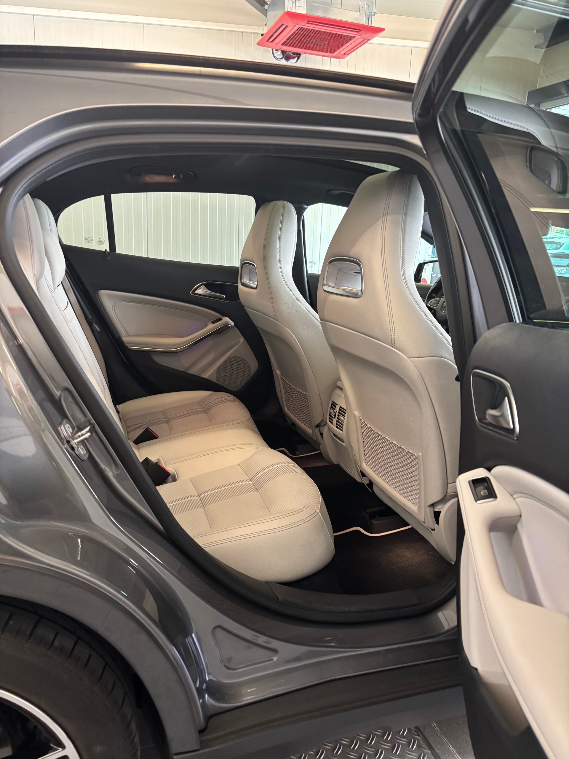 MERCEDES-BENZ GLA 200 Urban 7G-DCT-image-13