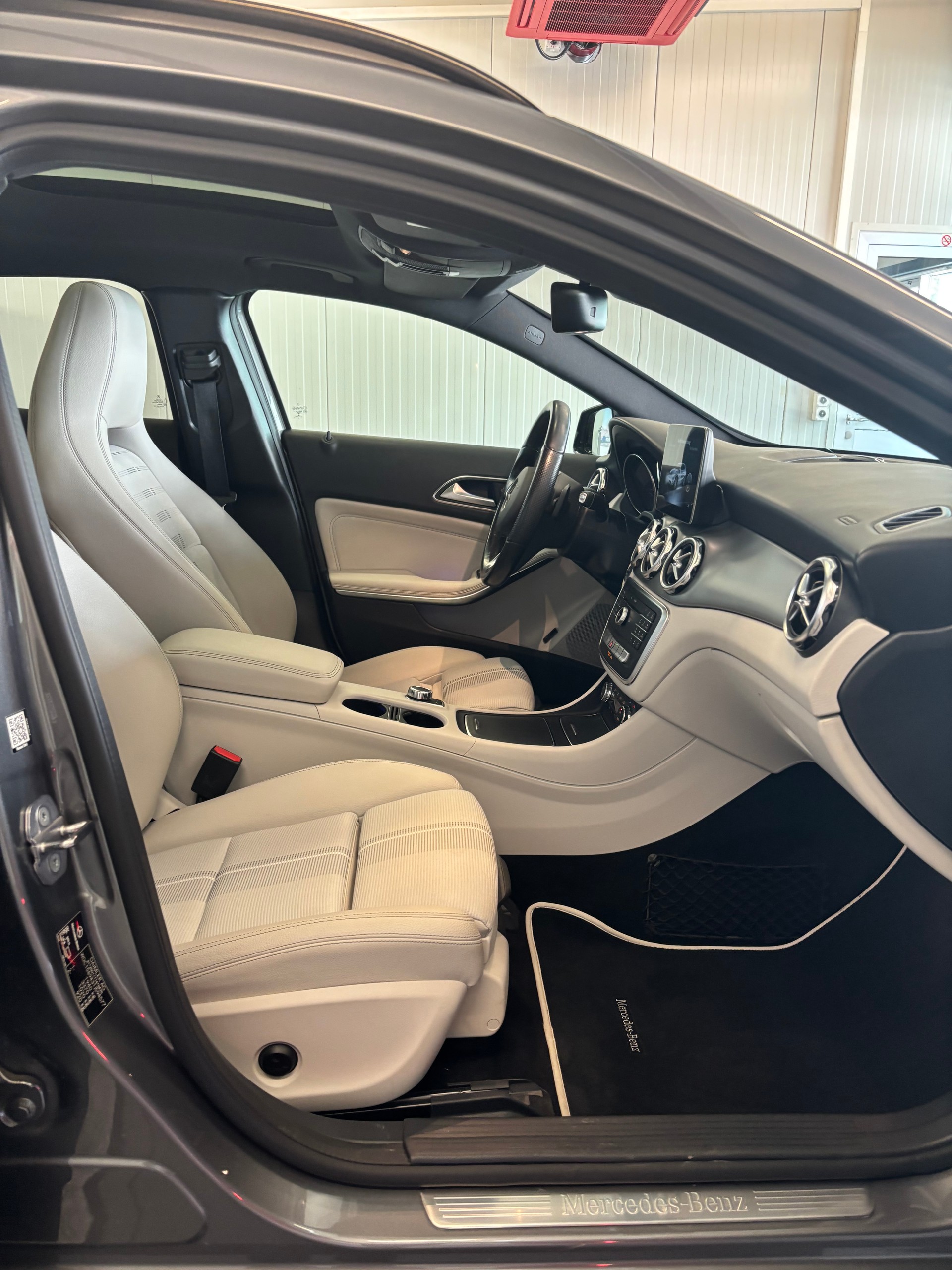 MERCEDES-BENZ GLA 200 Urban 7G-DCT-image-12