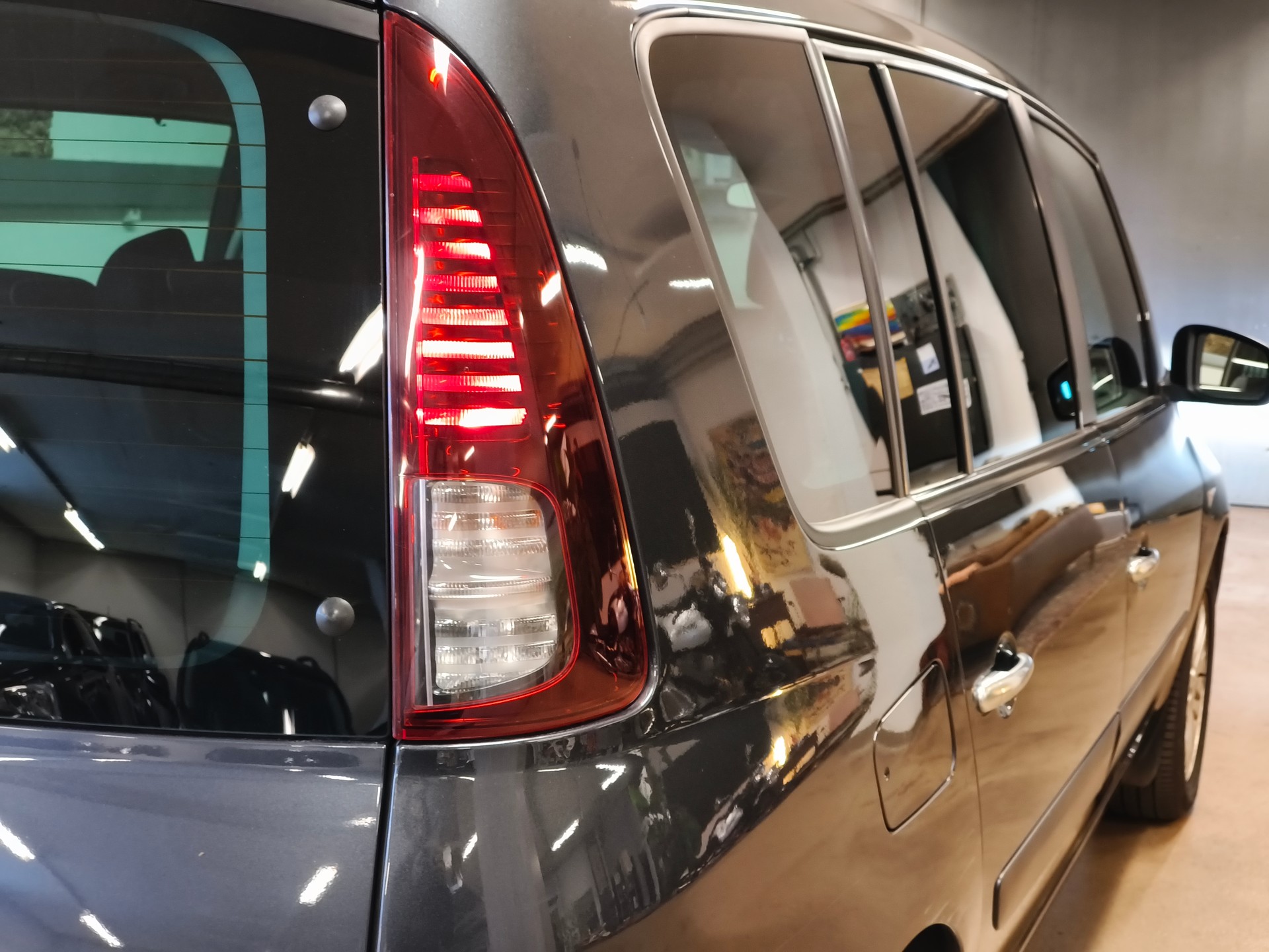 RENAULT Grand Espace 2.0 dCi Initiale Automatic-image-9