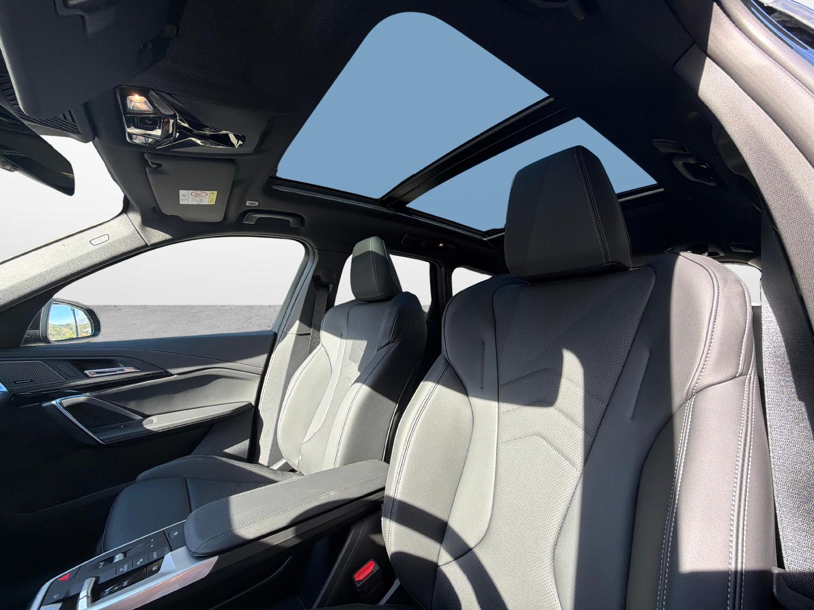 BMW iX1 30 xDrive-image-10