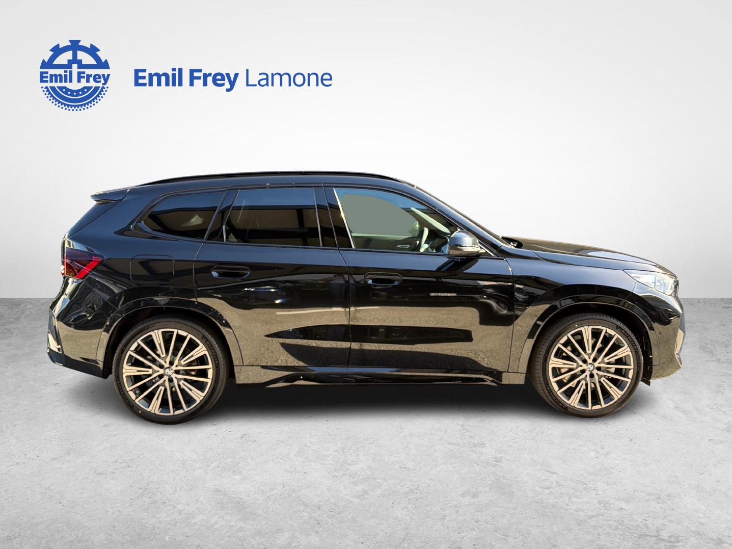 BMW iX1 30 xDrive-image-5
