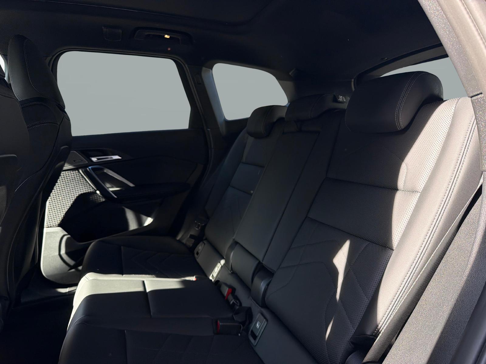 BMW iX1 30 xDrive-image-16