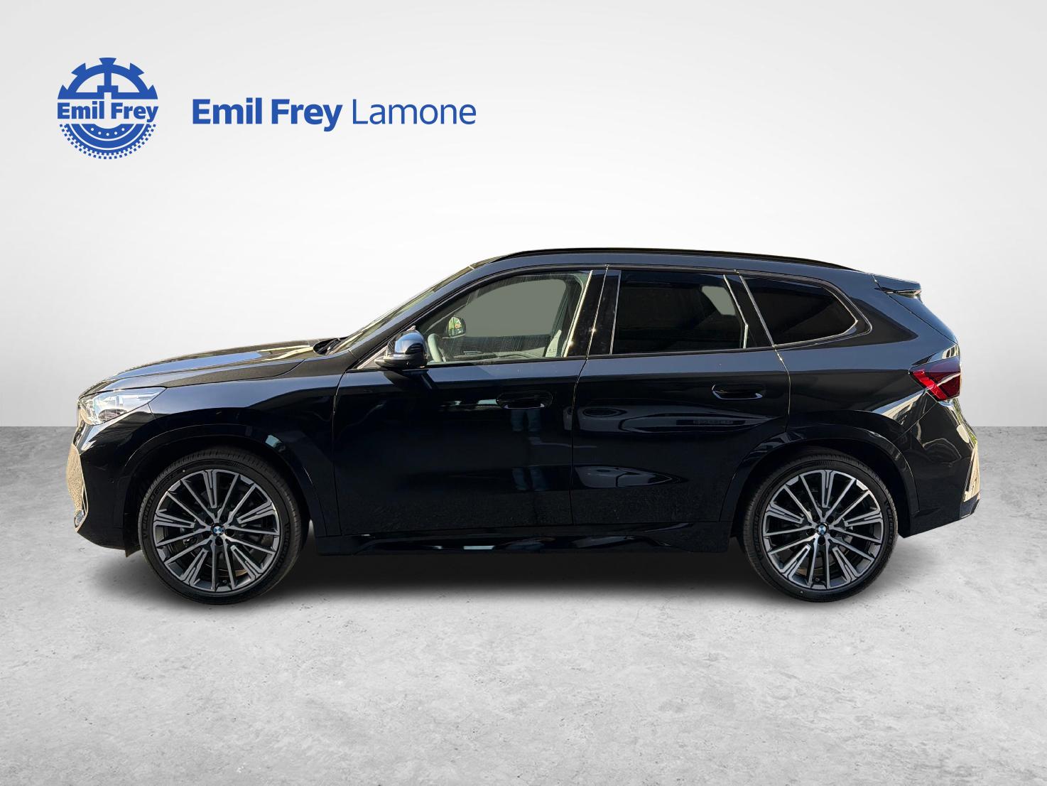BMW iX1 30 xDrive-image-1
