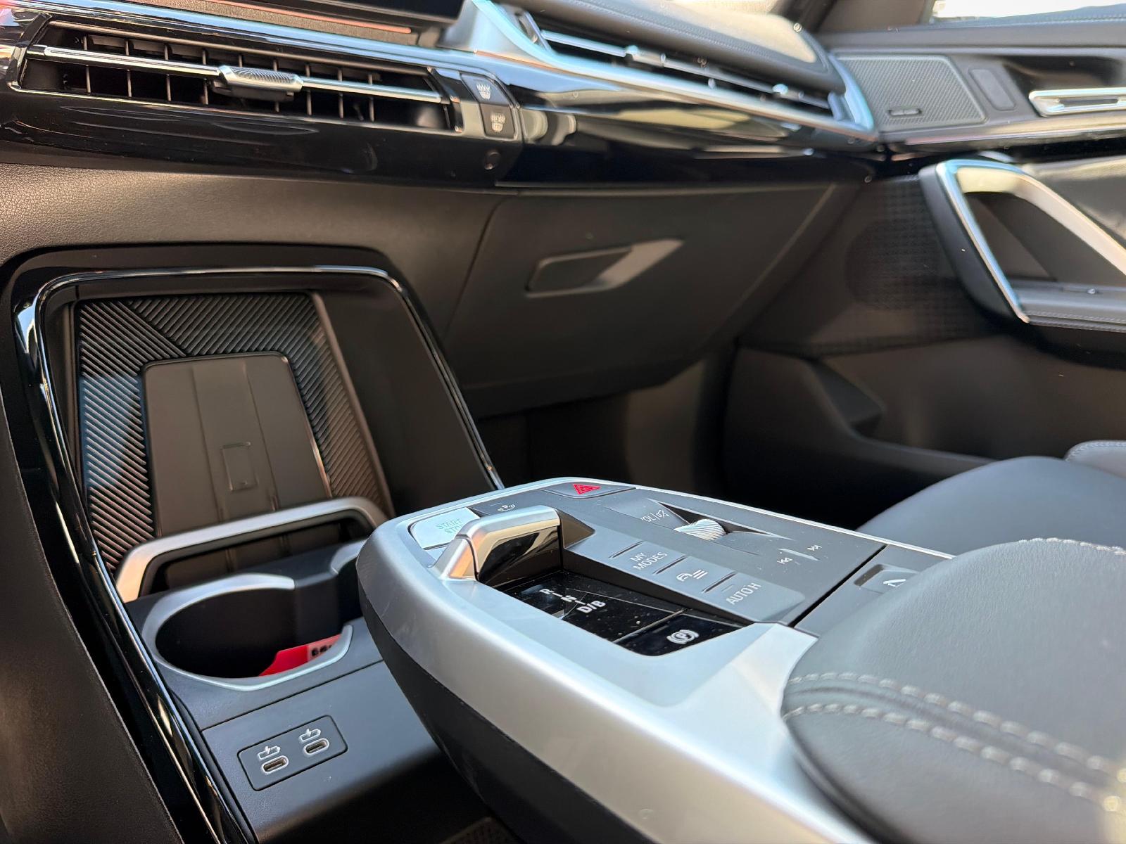 BMW iX1 30 xDrive-image-14