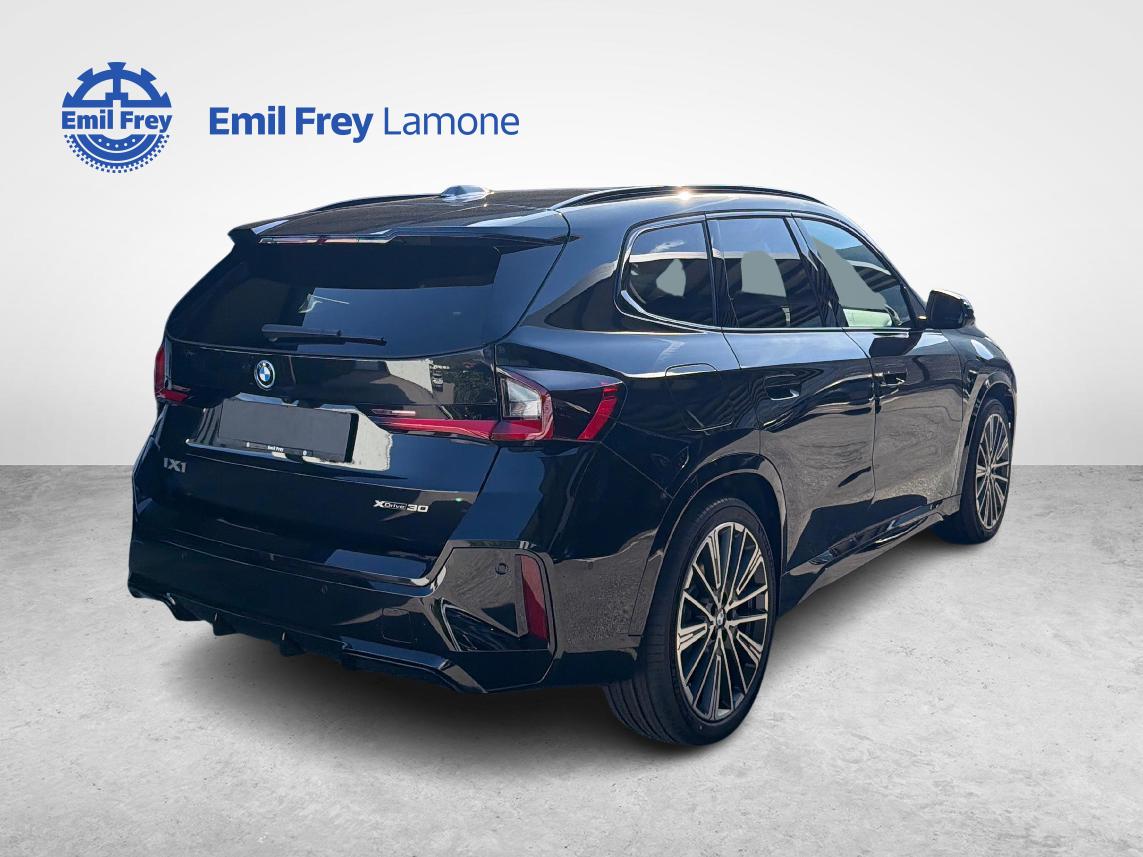 BMW iX1 30 xDrive-image-4