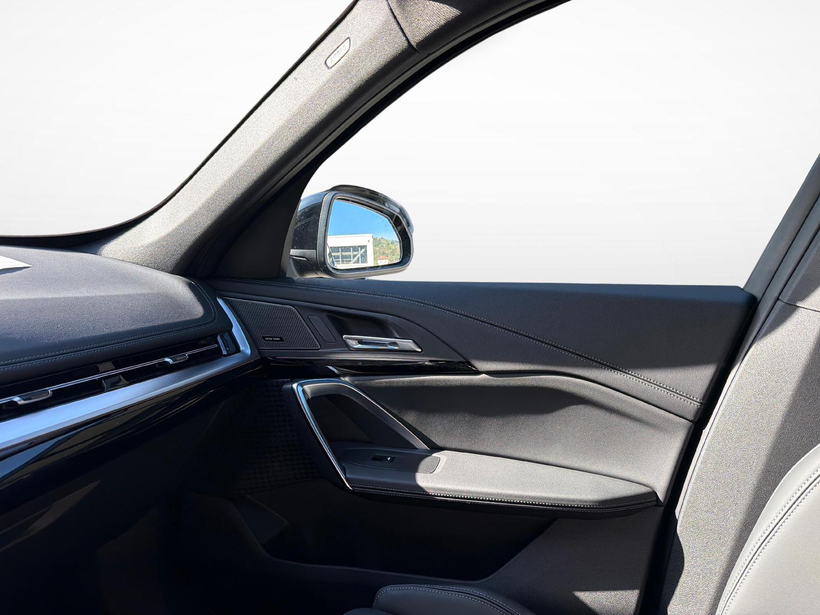 BMW iX1 30 xDrive-image-19