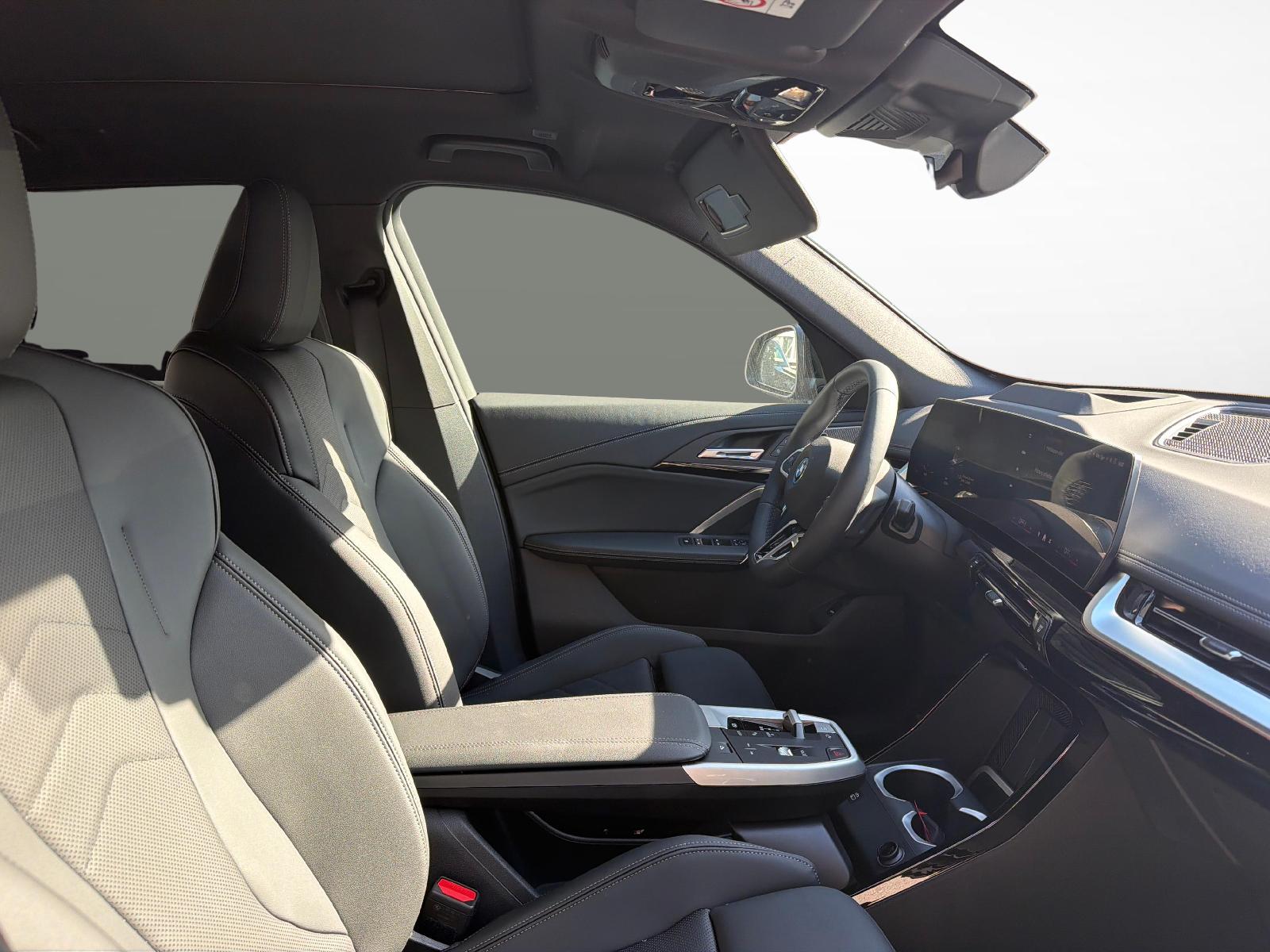 BMW iX1 30 xDrive-image-15