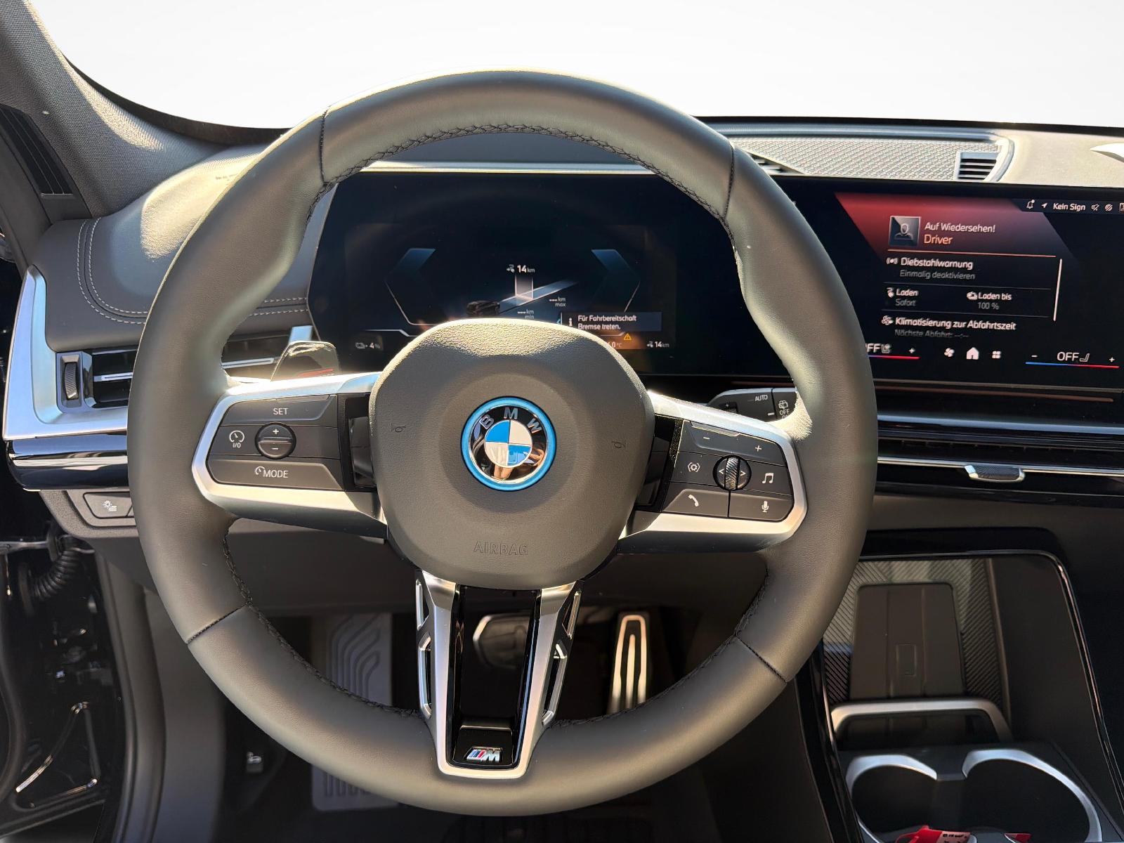 BMW iX1 30 xDrive-image-12