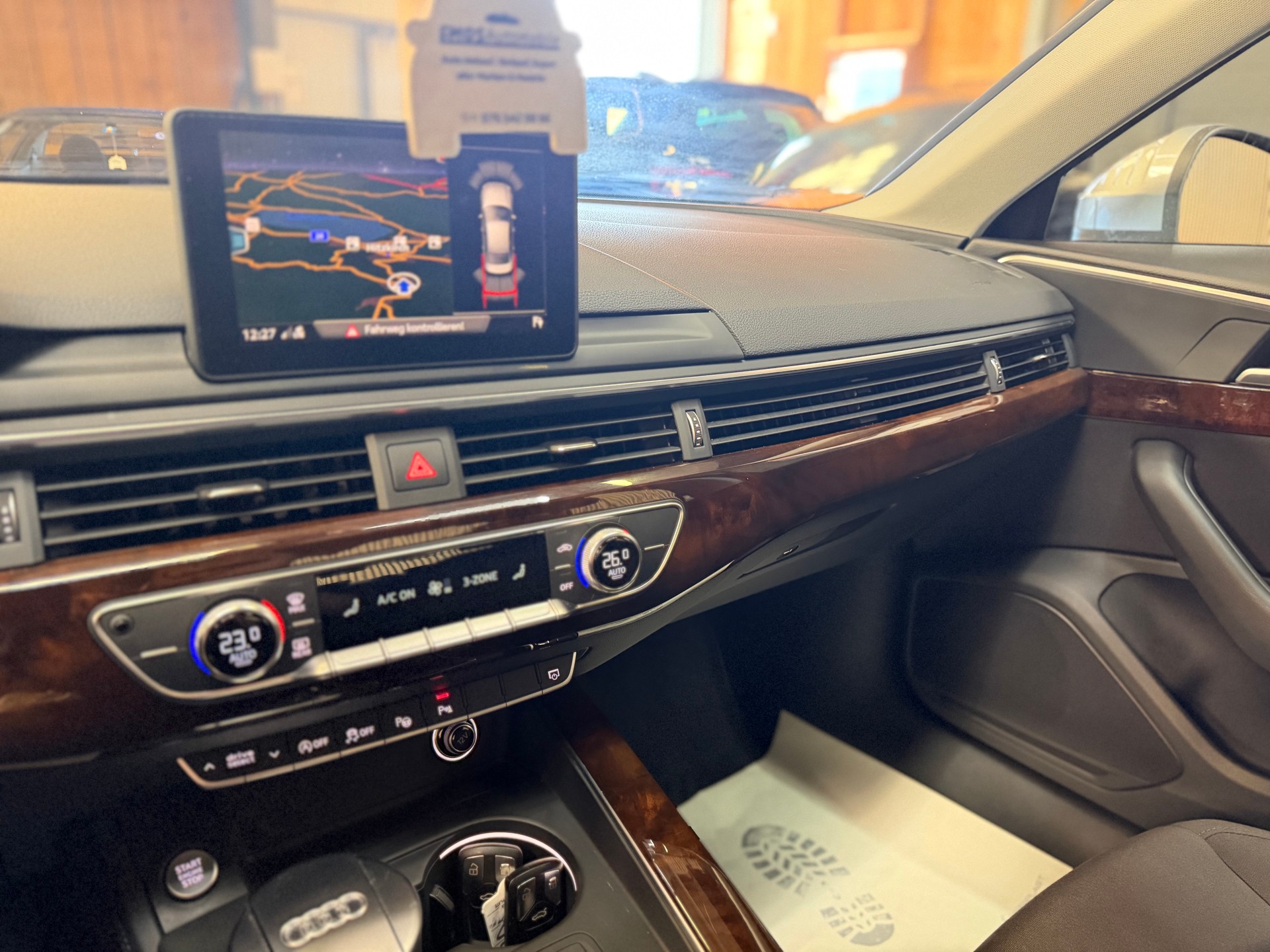 AUDI A4 Limousine 2.0 TFSI Design Ultra S-tronic-image-12