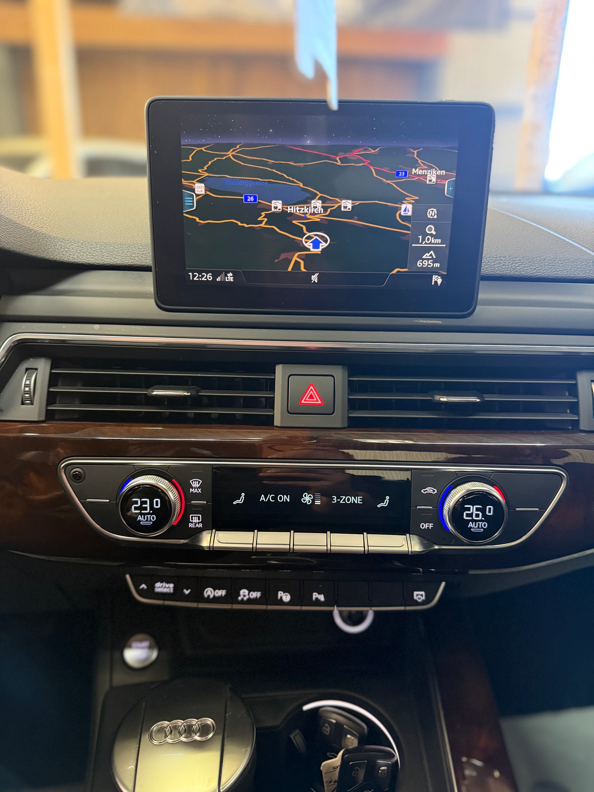 AUDI A4 Limousine 2.0 TFSI Design Ultra S-tronic-image-11