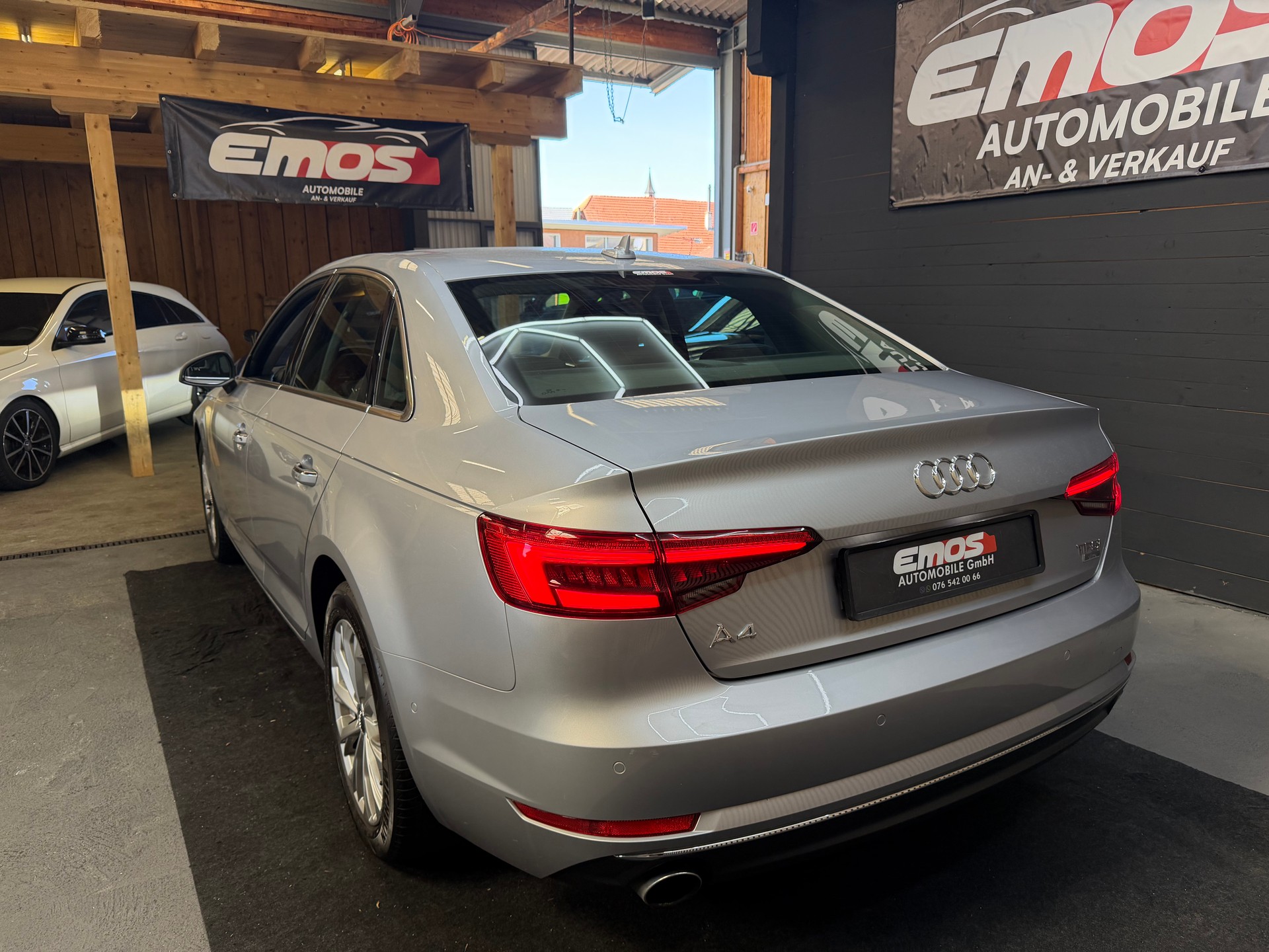 AUDI A4 Limousine 2.0 TFSI Design Ultra S-tronic-image-6