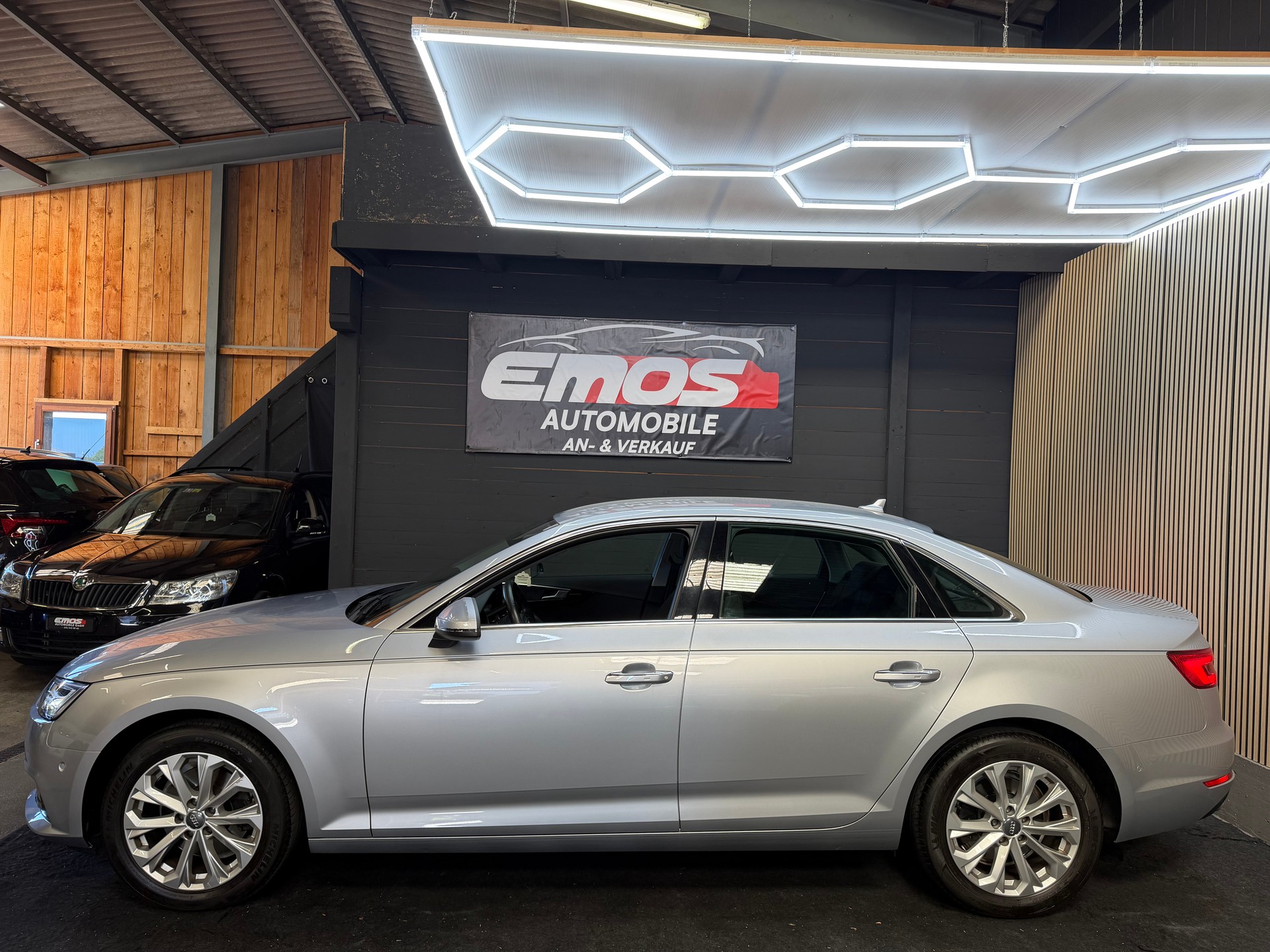 AUDI A4 Limousine 2.0 TFSI Design Ultra S-tronic-image-3