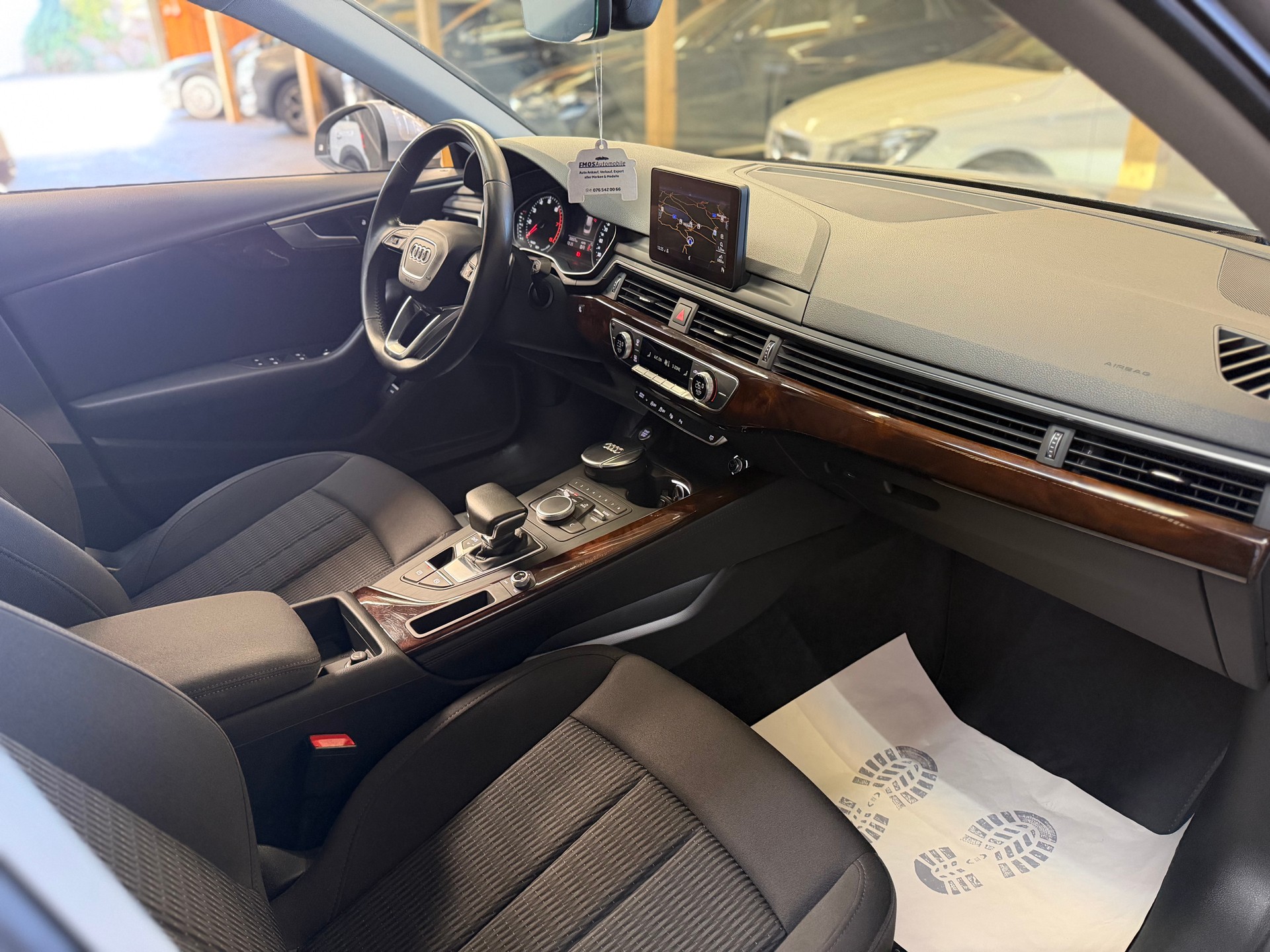 AUDI A4 Limousine 2.0 TFSI Design Ultra S-tronic-image-9