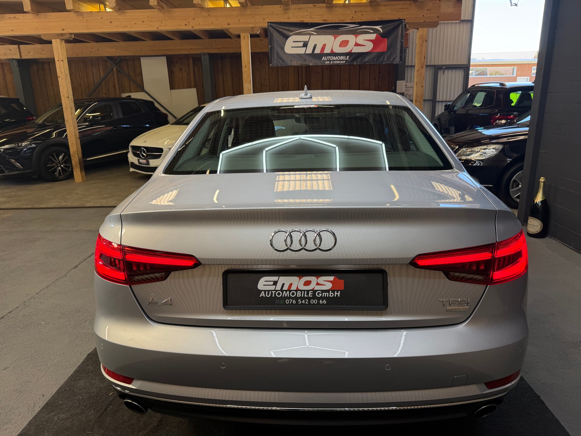 AUDI A4 Limousine 2.0 TFSI Design Ultra S-tronic-image-4