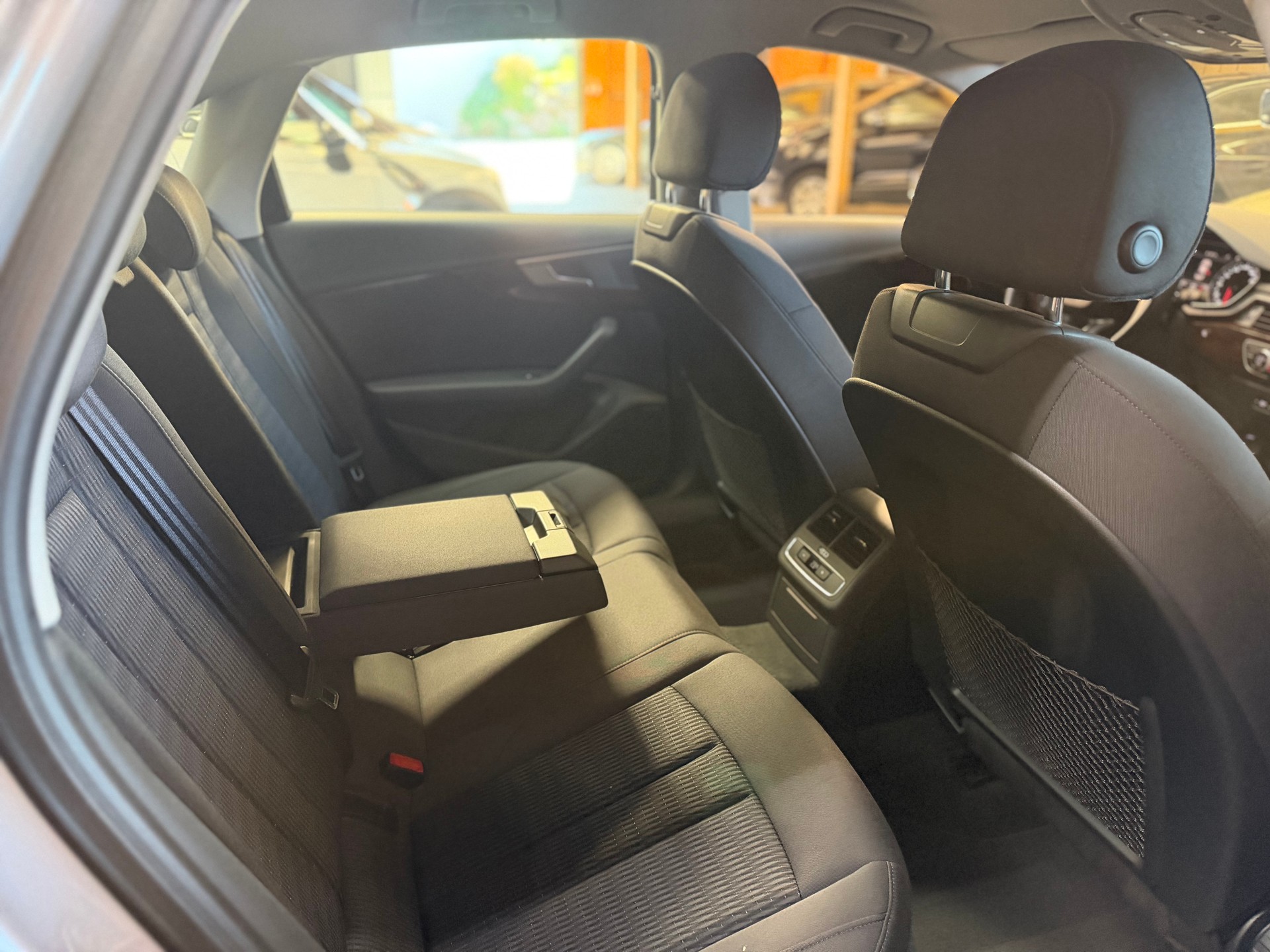 AUDI A4 Limousine 2.0 TFSI Design Ultra S-tronic-image-10