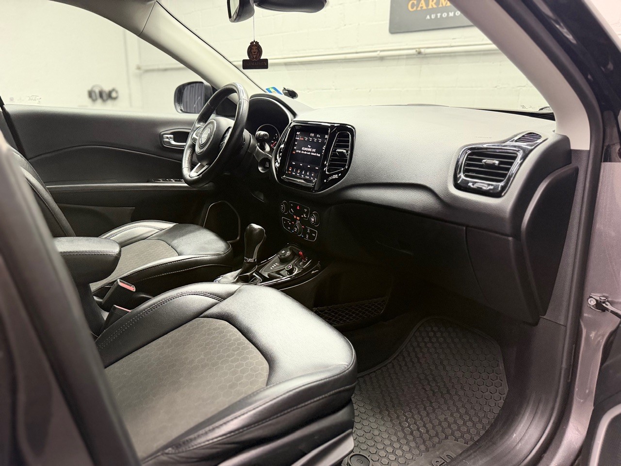 JEEP Compass 2.0CRD Limited AWD 9ATX | CH-Auto | Rückfahrkamera | Dachreling | DAB-Radio-image-19