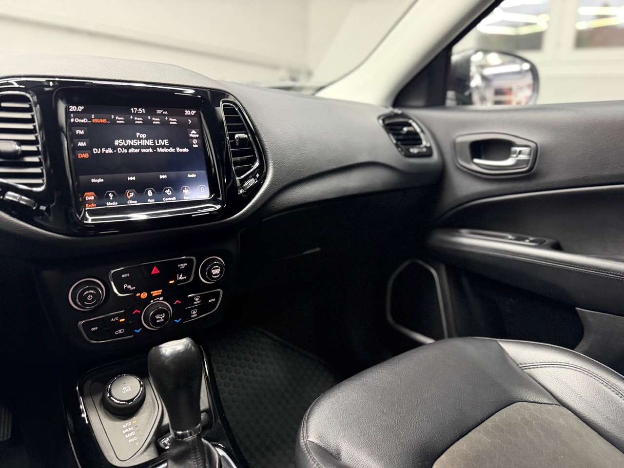 JEEP Compass 2.0CRD Limited AWD 9ATX | CH-Auto | Rückfahrkamera | Dachreling | DAB-Radio-image-16