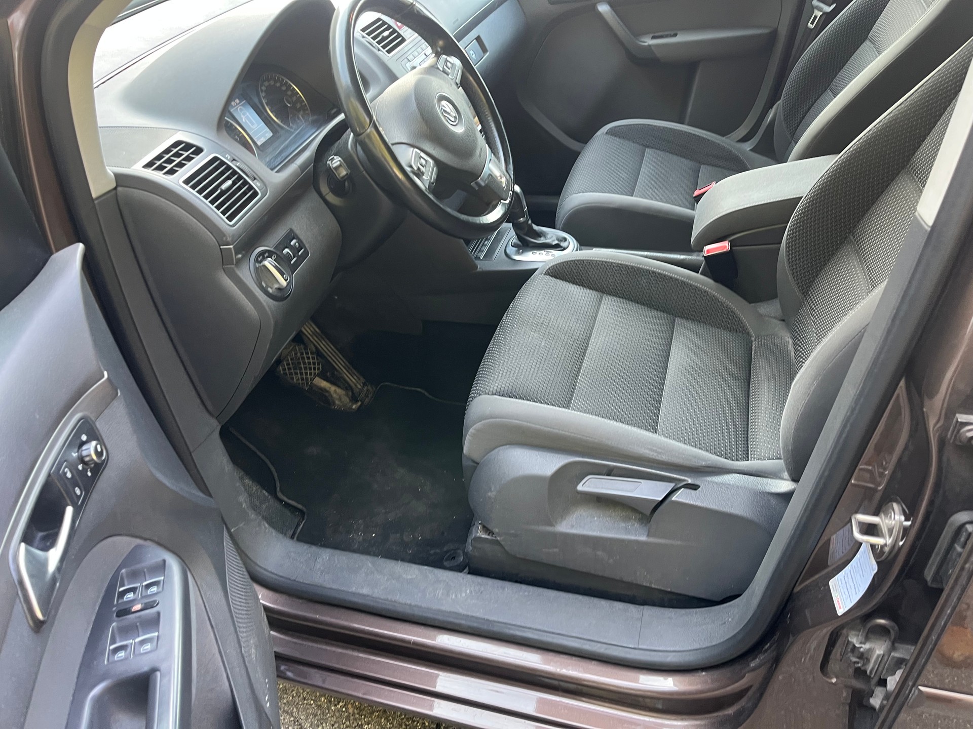VW Touran 2.0 TDI BlueMotion Technology Team DSG-image-8