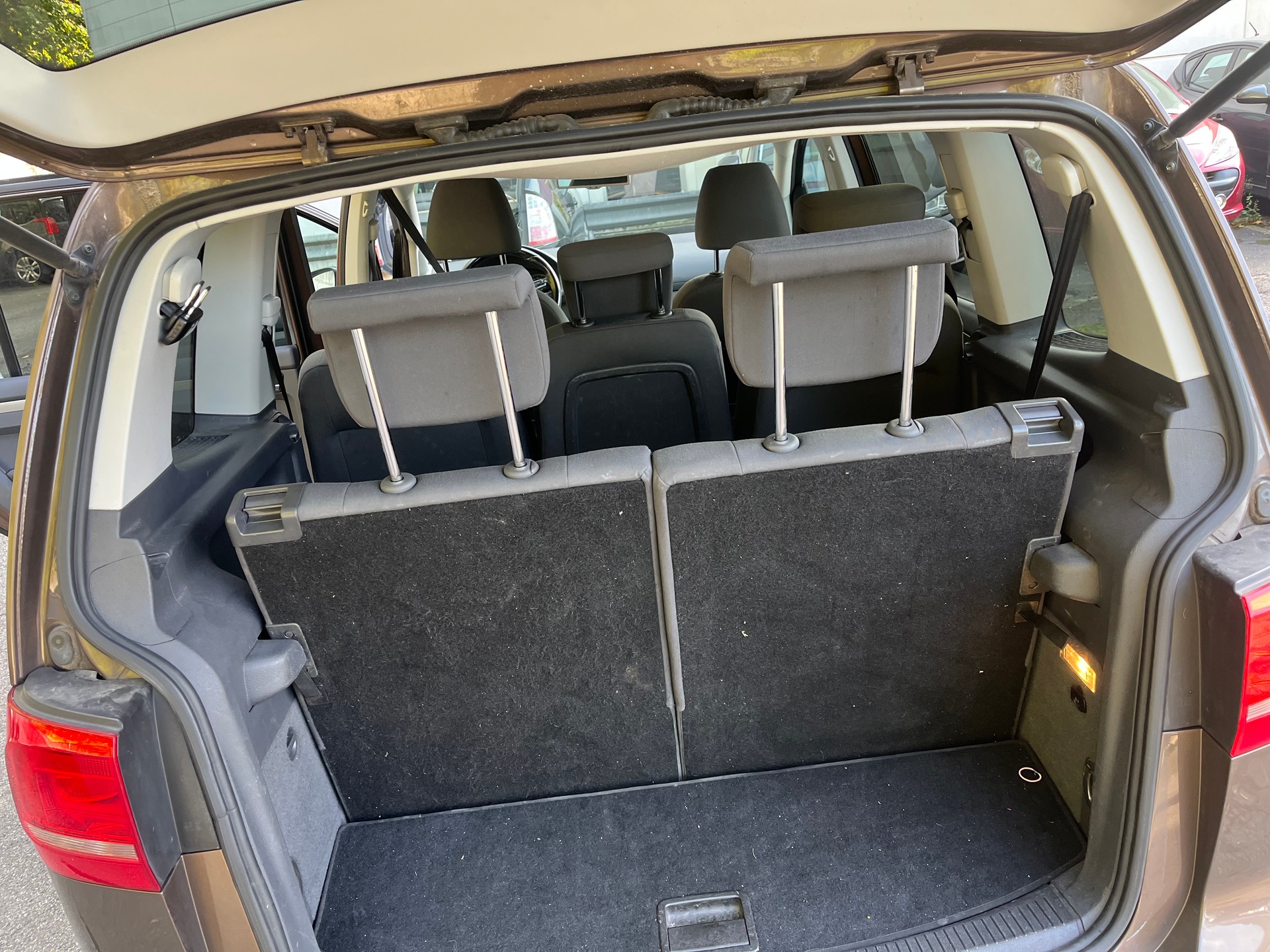 VW Touran 2.0 TDI BlueMotion Technology Team DSG-image-10