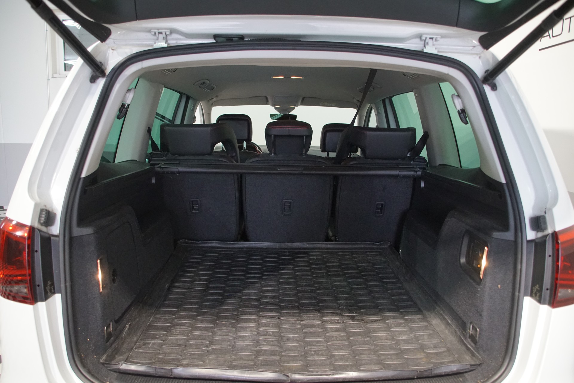 SEAT Alhambra 2.0 TDI FR Line 4Drive !!AHK!! 7-Sitze-image-17