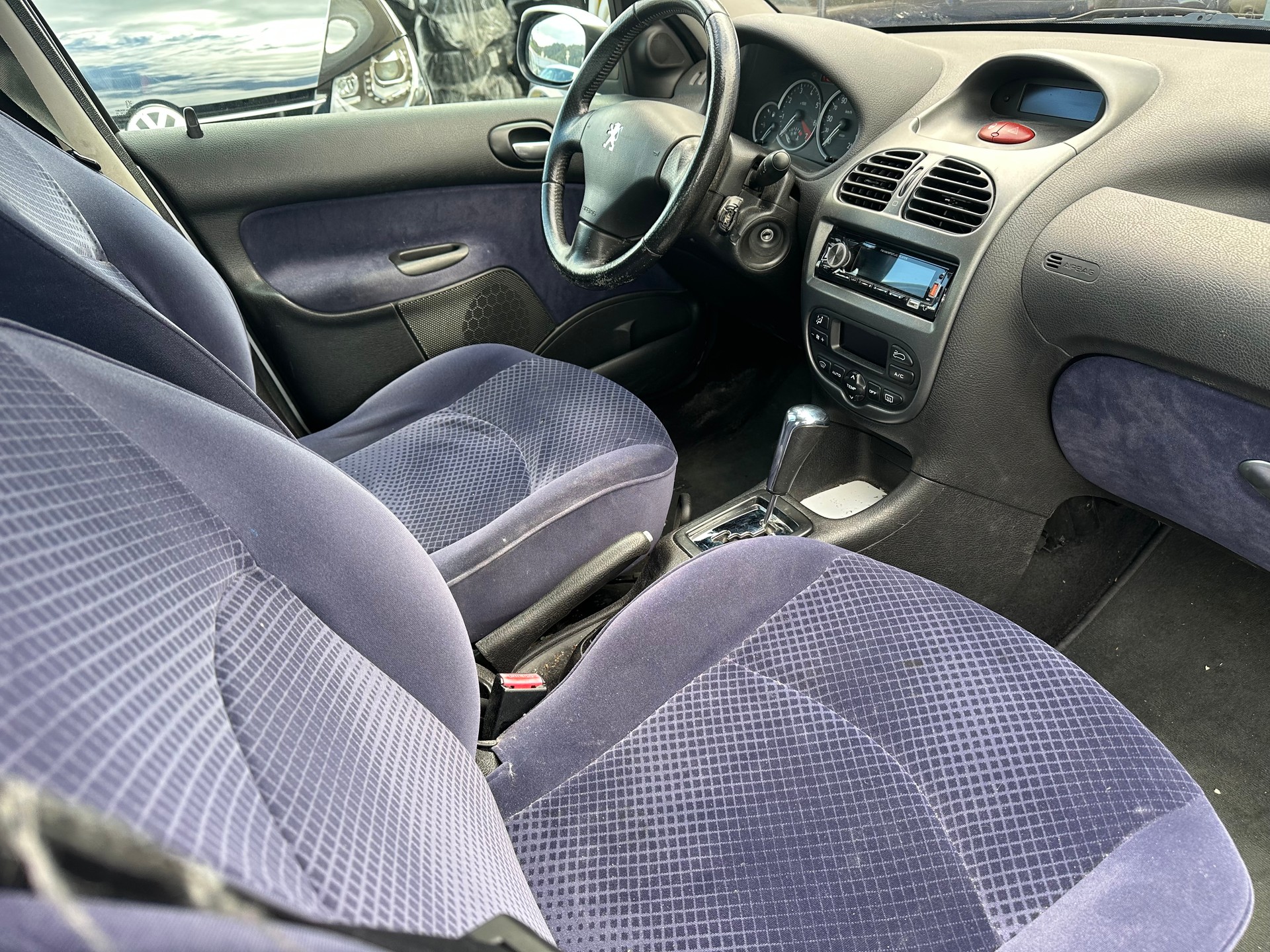 PEUGEOT 206 1.6 16V (XT) Premium-image-8