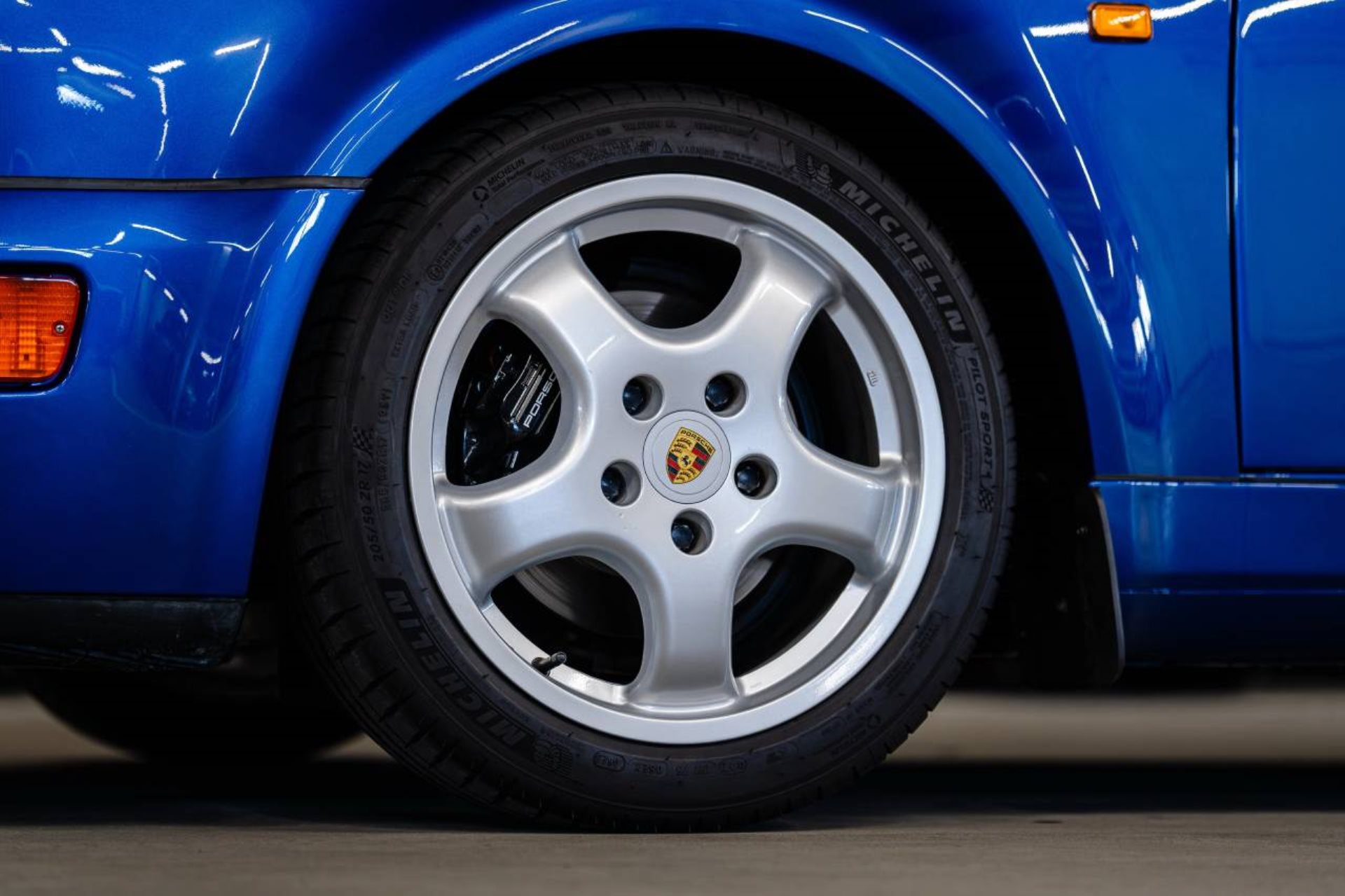 PORSCHE 911 Carrera 2 Coupé-image-9